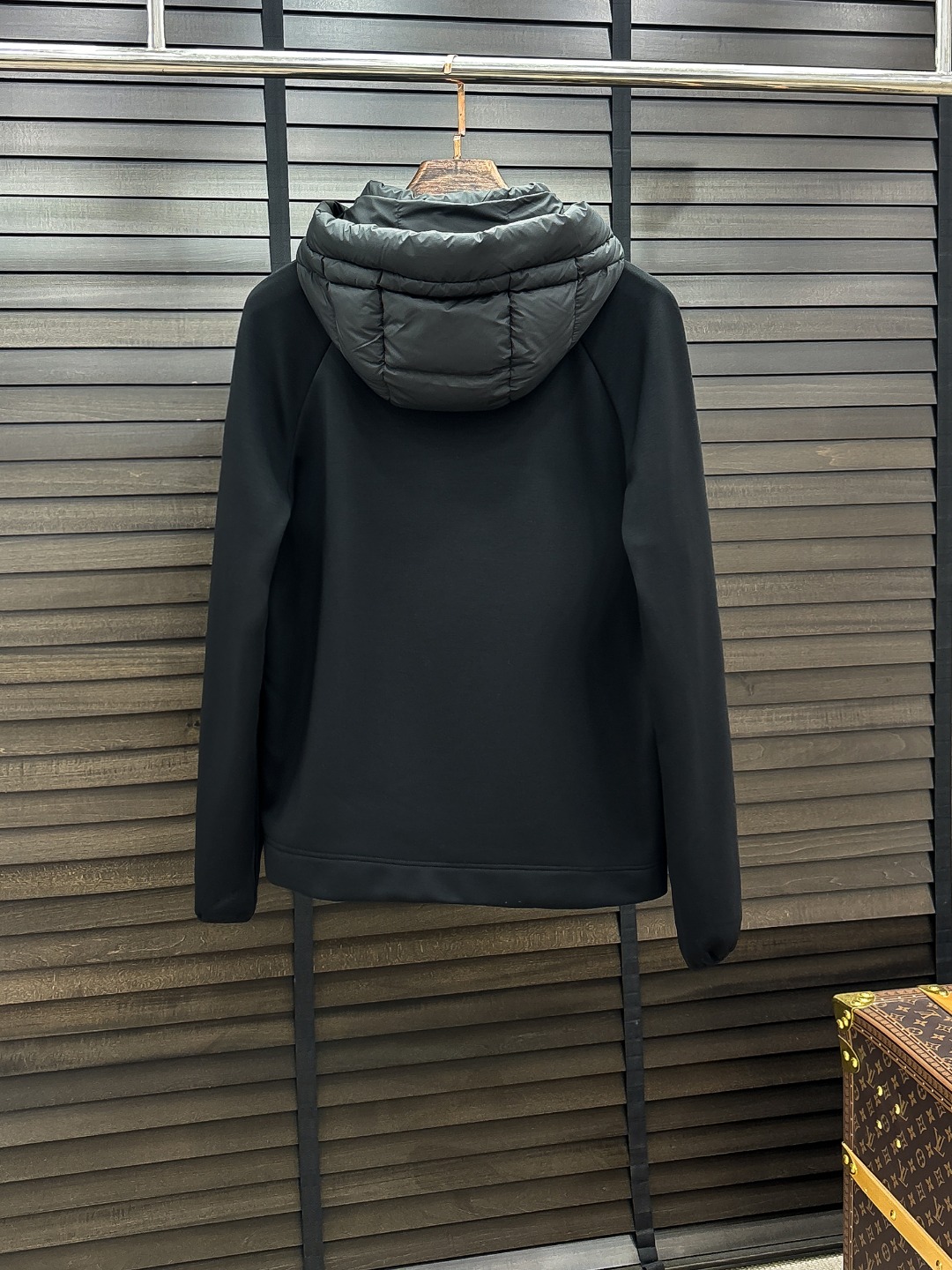 Moncler 新款羽绒服秀场新品25新款羽绒服，品相非常完美，专柜高科技防水面料，内里90%白鹅绒填充