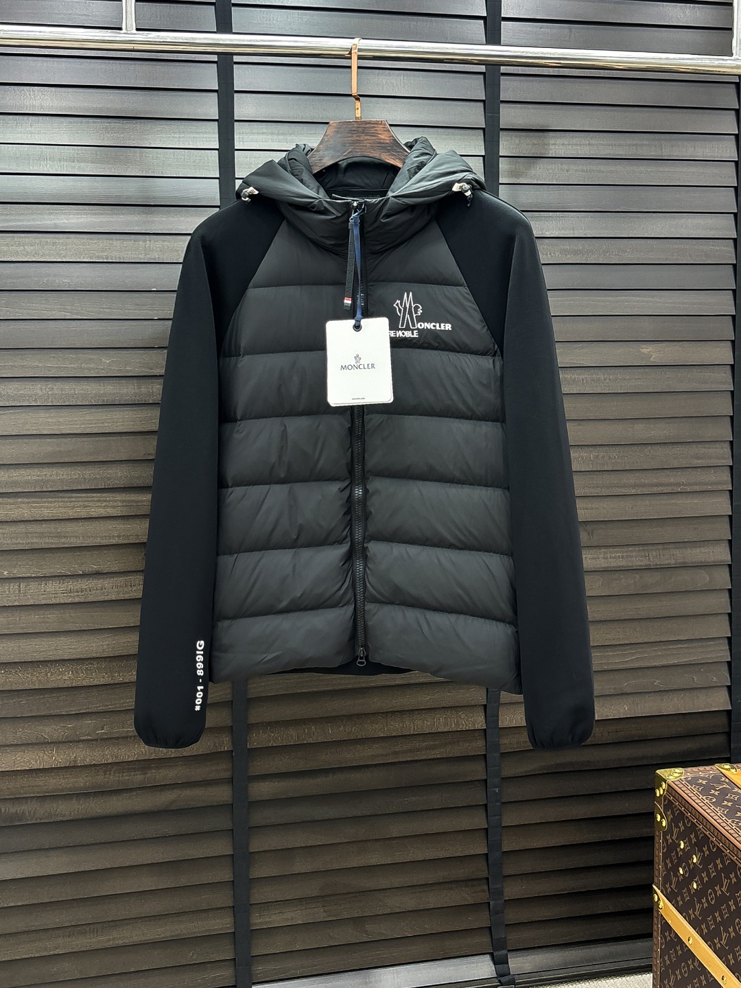 Moncler 新款羽绒服秀场新品25新款羽绒服，品相非常完美，专柜高科技防水面料，内里90%白鹅绒填充