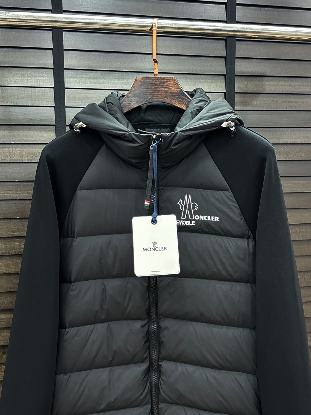 Moncler 新款羽绒服秀场新品25新款羽绒服，品相非常完美，专柜高科技防水面料，内里90%白鹅绒填充
