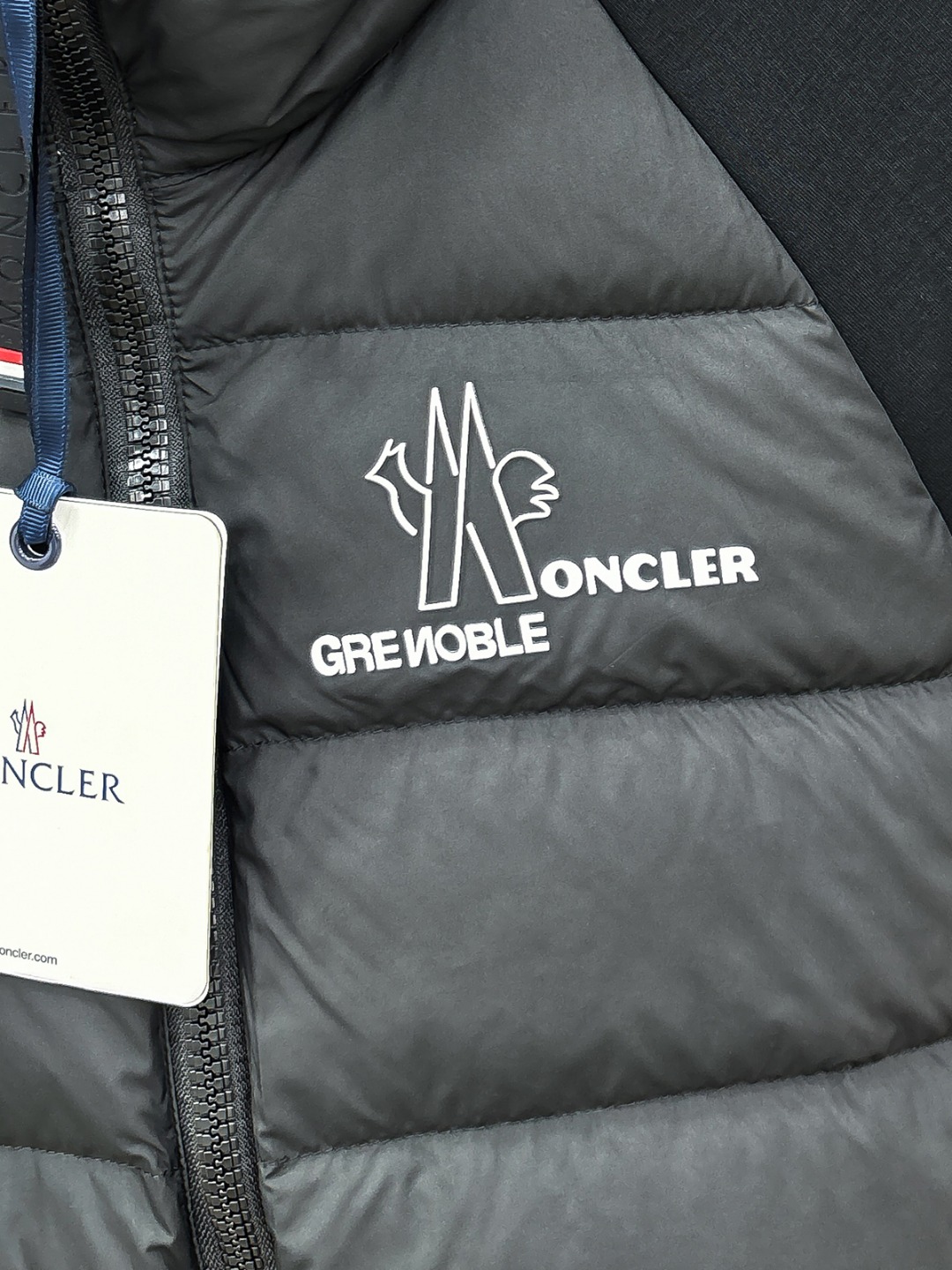 Moncler 新款羽绒服秀场新品25新款羽绒服，品相非常完美，专柜高科技防水面料，内里90%白鹅绒填充
