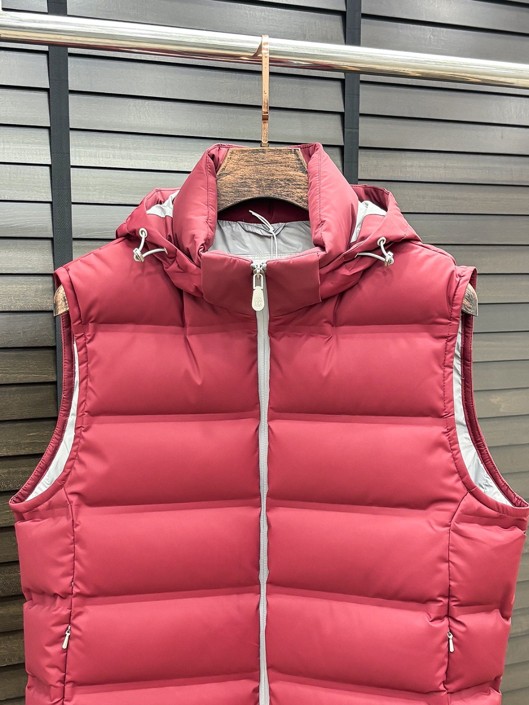 BC 新款羽绒服秀场新品25新款羽绒服，品相非常完美，专柜高科技防水面料，内里90%白鹅绒填充，舒适保暖