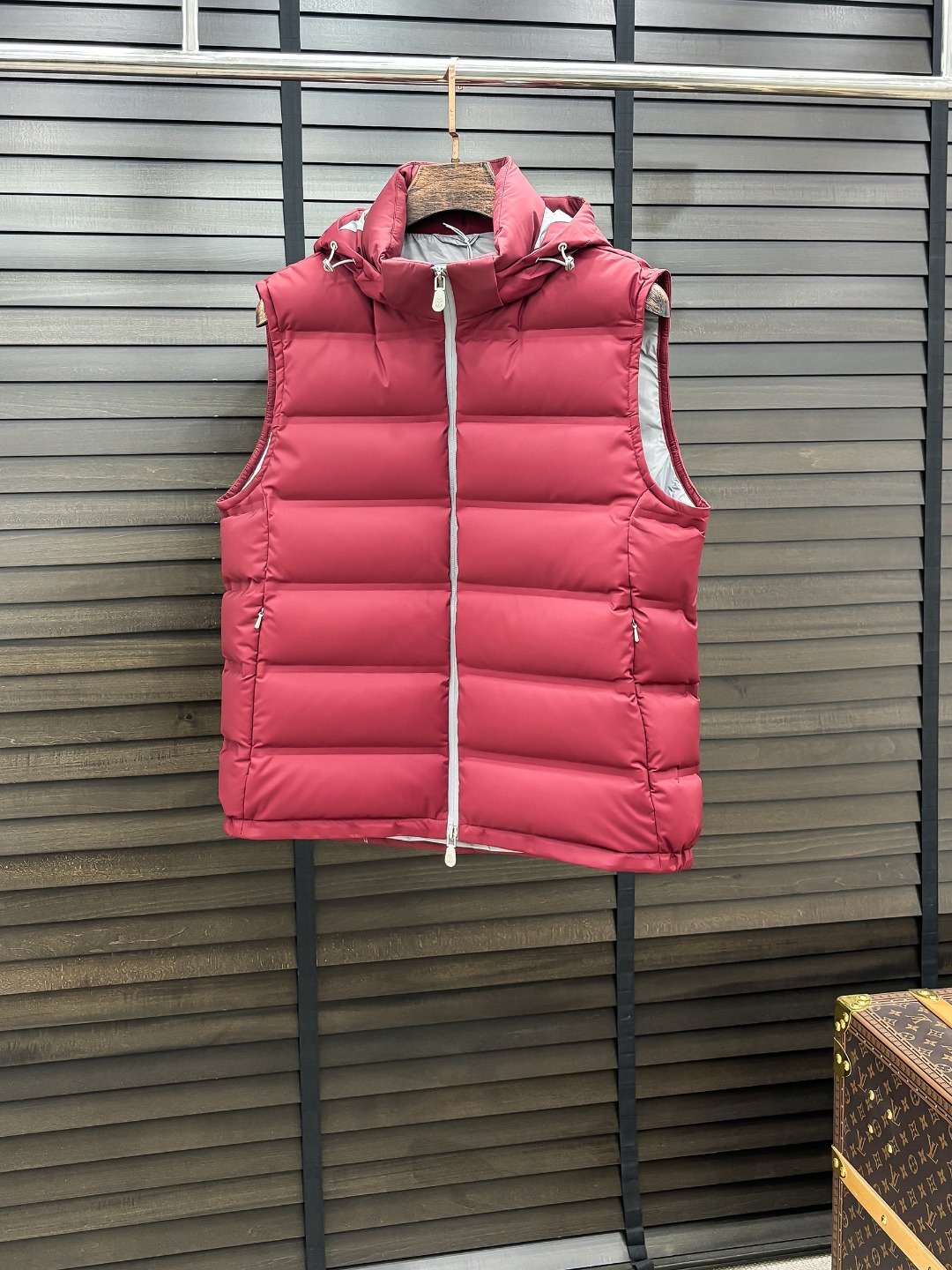 NO:649947,BC new down jacket show new products 25 new down jackets, the appearance is perfect, the high-tech waterproof fabric at the counter, 90% white goose down filling inside, comfortable and warm, full and attractive color, very outstanding design, easily upgrade the fashion sense, the workmanship is extremely sophisticated and rigorous, the wiring is neat and meticulous!  A masterpiece from a famous designer!  The upper body does not look bloated and is super handsome!  Counter size: XS-XL,, down jacket, alexander wang19860909BC 新款羽绒服秀场新品 25新款羽绒服,品相非常完美,专柜高科技防水面料,内里90白鹅绒填充,舒适保暖,色泽饱满诱人,非常出彩的设计,轻松将时髦感进阶,做工极为考究严谨,走线工整细致！大牌设计师巨作！上身不显臃肿、超级帅气！柜台码数:XS-XL,,down jacket,alexander wang,Men's clothing