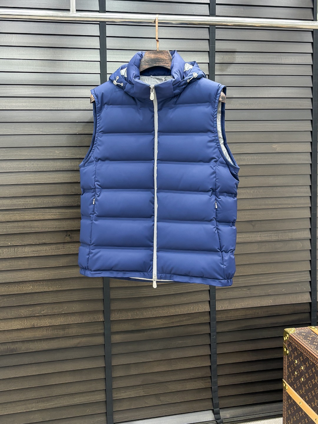NO:649955,BC new down jacket show new products 25 new down jackets, the appearance is perfect, the high-tech waterproof fabric at the counter, 90% white goose down filling inside, comfortable and warm, full and attractive color, very outstanding design, easily upgrade the fashion sense, the workmanship is extremely sophisticated and rigorous, the wiring is neat and meticulous!  A masterpiece from a famous designer!  The upper body does not look bloated and is super handsome!  Counter size: XS-XL,,down jacket,alexander wang19860909BC 新款羽绒服秀场新品 25新款羽绒服,品相非常完美,专柜高科技防水面料,内里90白鹅绒填充,舒适保暖,色泽饱满诱人,非常出彩的设计,轻松将时髦感进阶,做工极为考究严谨,走线工整细致！大牌设计师巨作！上身不显臃肿、超级帅气！柜台码数: XS-XL,,down jacket,alexander wang,Men's clothing