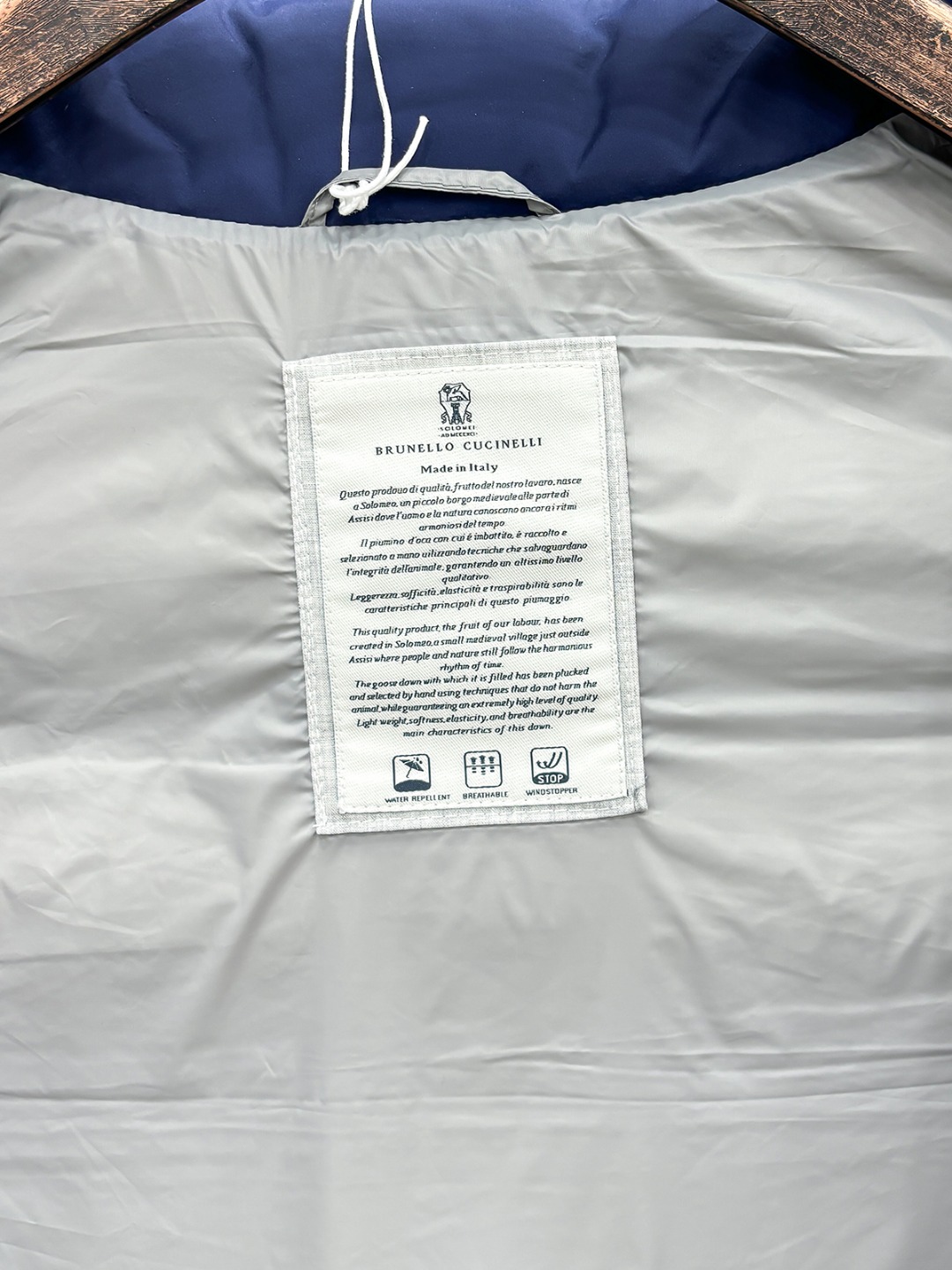 BC 新款羽绒服秀场新品25新款羽绒服，品相非常完美，专柜高科技防水面料，内里90%白鹅绒填充，舒适保暖