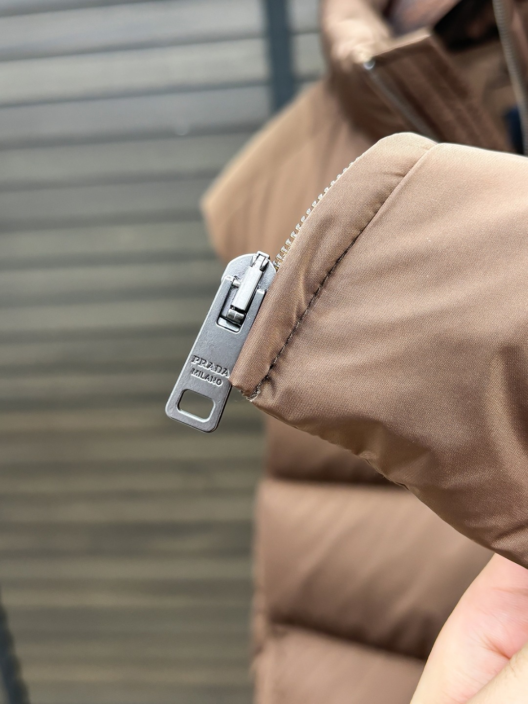 Prada 新款羽绒服秀场新品25新款羽绒服，品相非常完美，专柜高科技防水面料，内里90%白鹅绒填充，舒