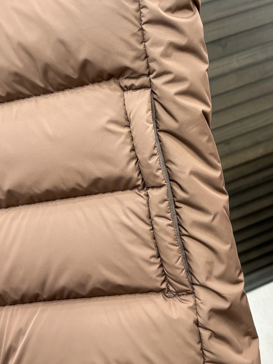 Prada 新款羽绒服秀场新品25新款羽绒服，品相非常完美，专柜高科技防水面料，内里90%白鹅绒填充，舒