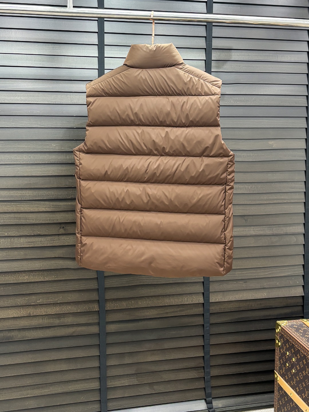 Prada 新款羽绒服秀场新品25新款羽绒服，品相非常完美，专柜高科技防水面料，内里90%白鹅绒填充，舒