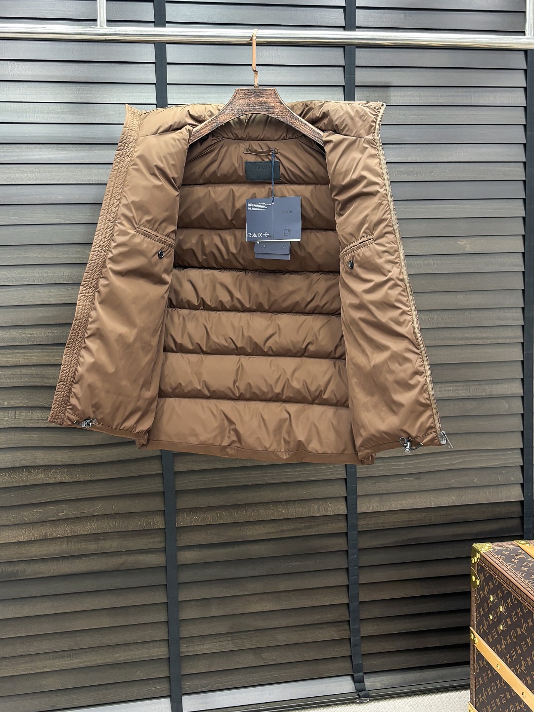 Prada 新款羽绒服秀场新品25新款羽绒服，品相非常完美，专柜高科技防水面料，内里90%白鹅绒填充，舒