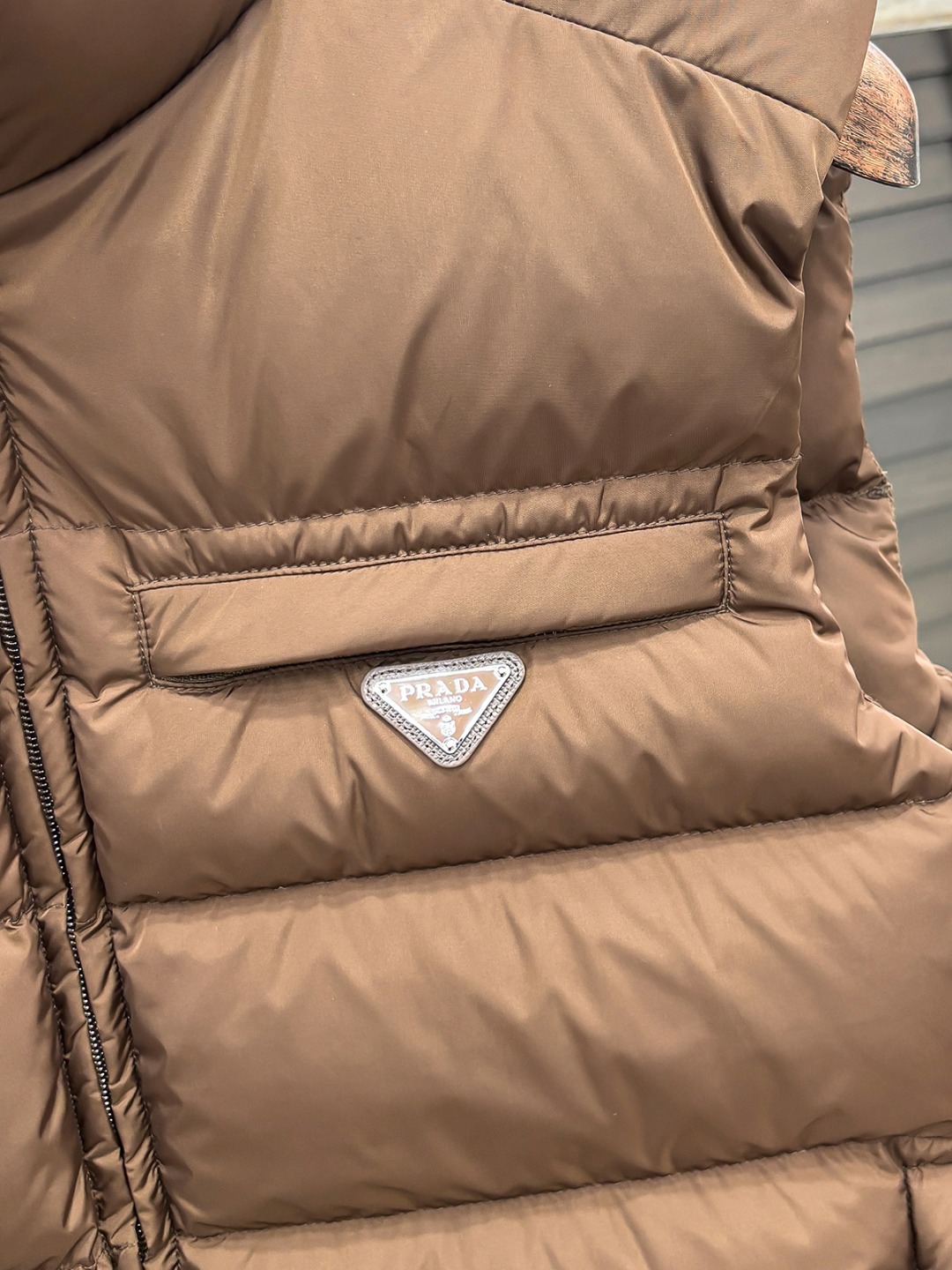 Prada 新款羽绒服秀场新品25新款羽绒服，品相非常完美，专柜高科技防水面料，内里90%白鹅绒填充，舒