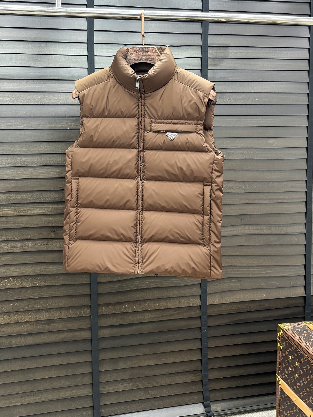 Prada 新款羽绒服秀场新品25新款羽绒服，品相非常完美，专柜高科技防水面料，内里90%白鹅绒填充，舒