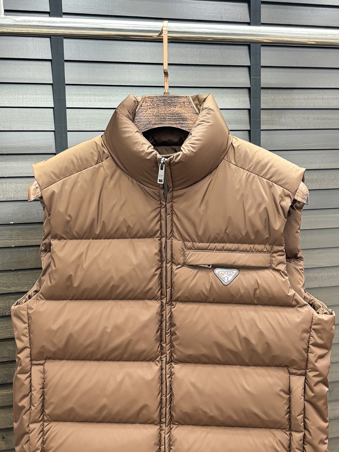 Prada 新款羽绒服秀场新品25新款羽绒服，品相非常完美，专柜高科技防水面料，内里90%白鹅绒填充，舒