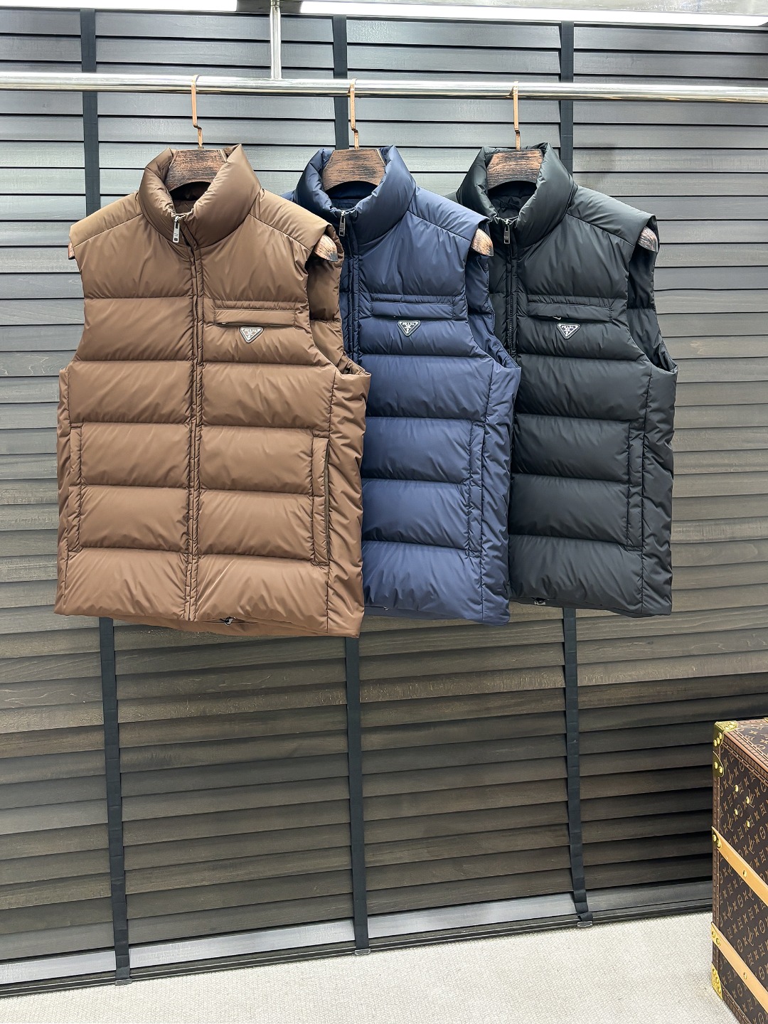 Prada 新款羽绒服秀场新品25新款羽绒服，品相非常完美，专柜高科技防水面料，内里90%白鹅绒填充，舒