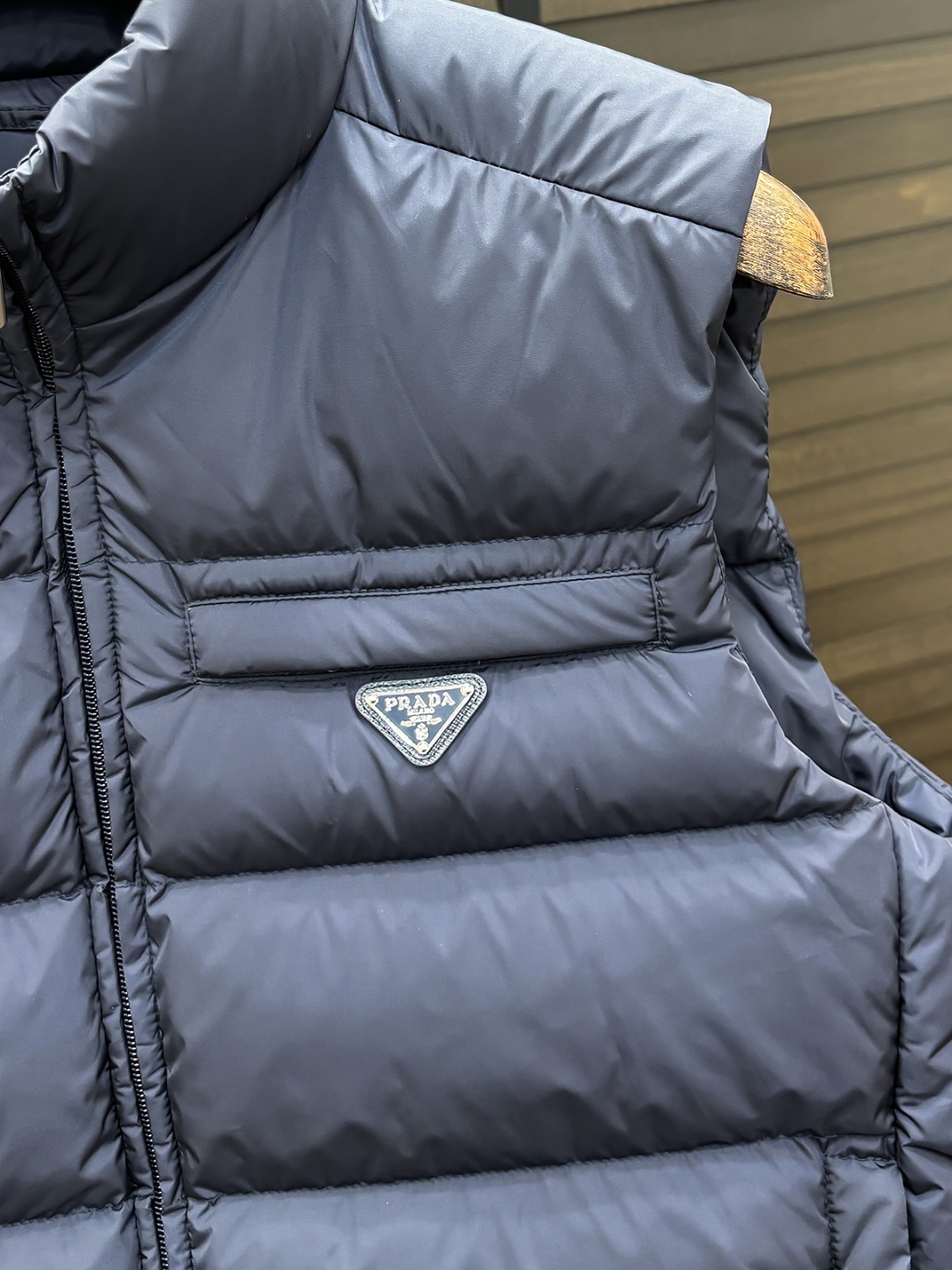 Prada 新款羽绒服秀场新品25新款羽绒服，品相非常完美，专柜高科技防水面料，内里90%白鹅绒填充，舒