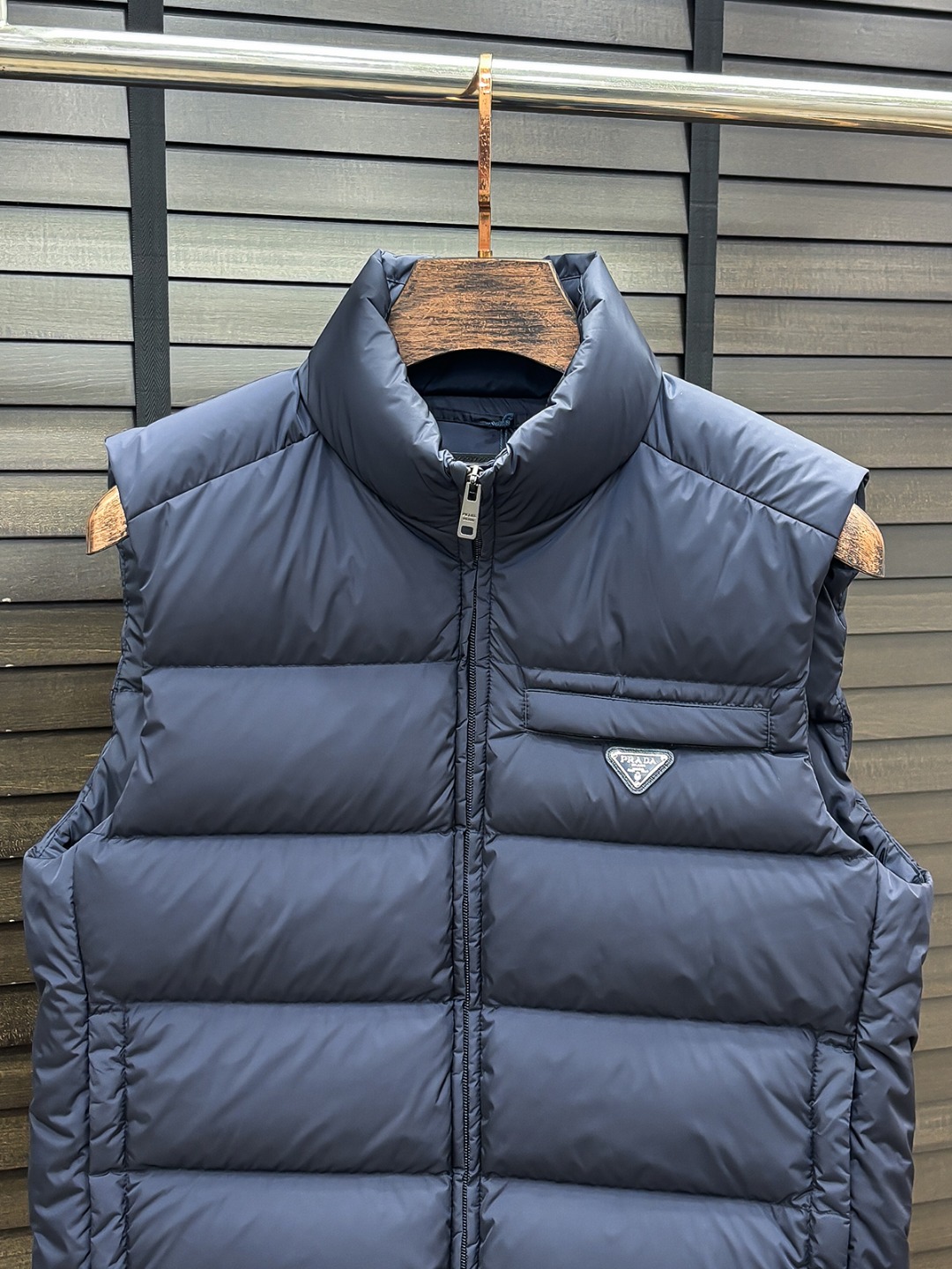 Prada 新款羽绒服秀场新品25新款羽绒服，品相非常完美，专柜高科技防水面料，内里90%白鹅绒填充，舒