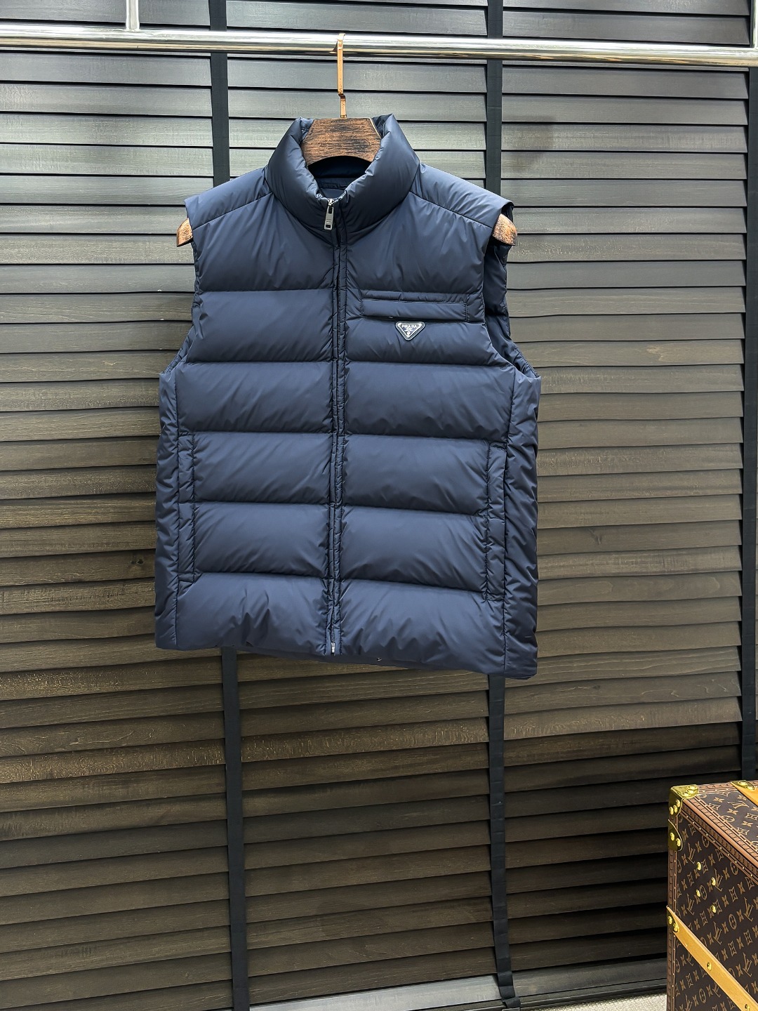 Prada 新款羽绒服秀场新品25新款羽绒服，品相非常完美，专柜高科技防水面料，内里90%白鹅绒填充，舒