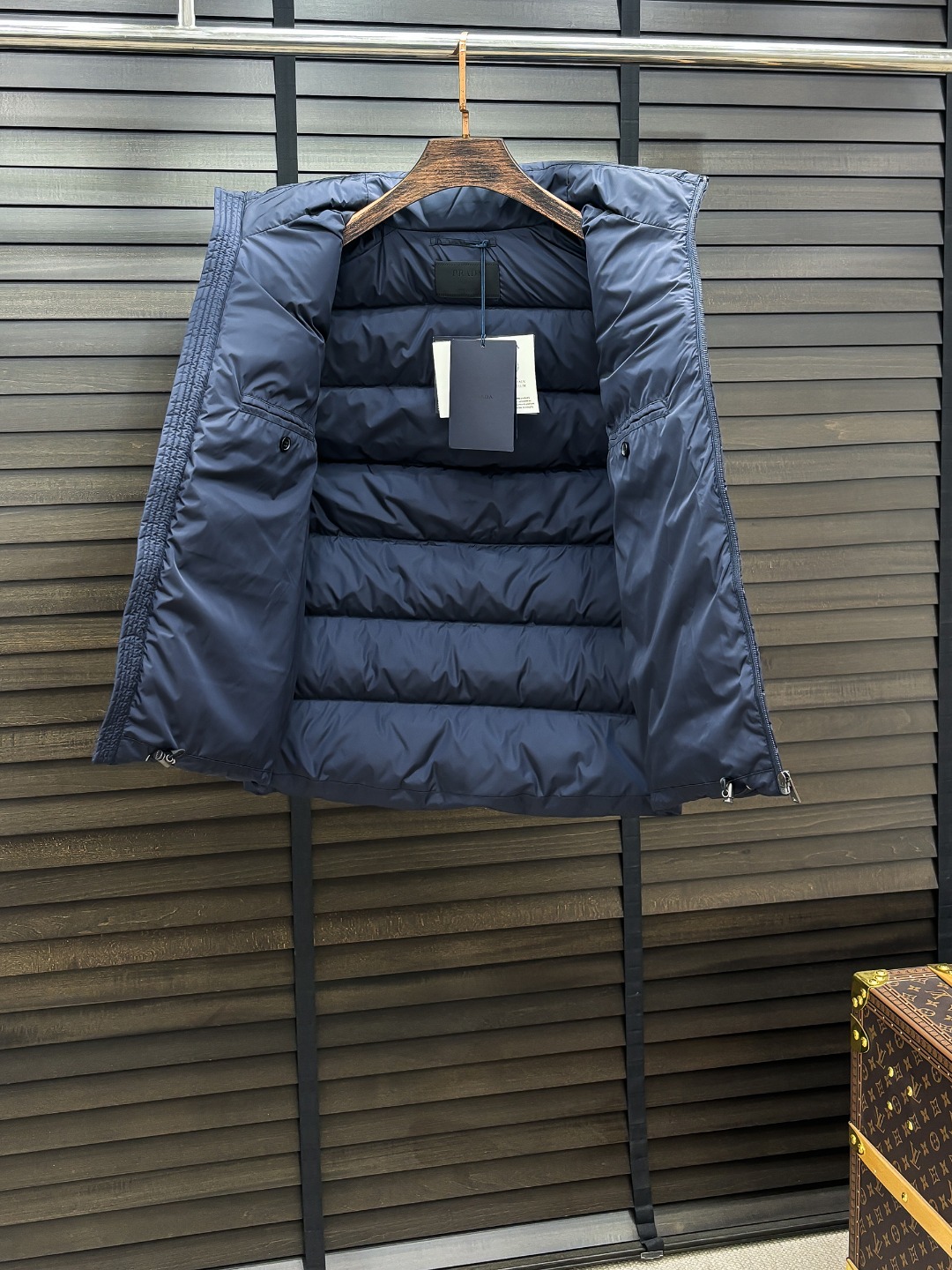 Prada 新款羽绒服秀场新品25新款羽绒服，品相非常完美，专柜高科技防水面料，内里90%白鹅绒填充，舒