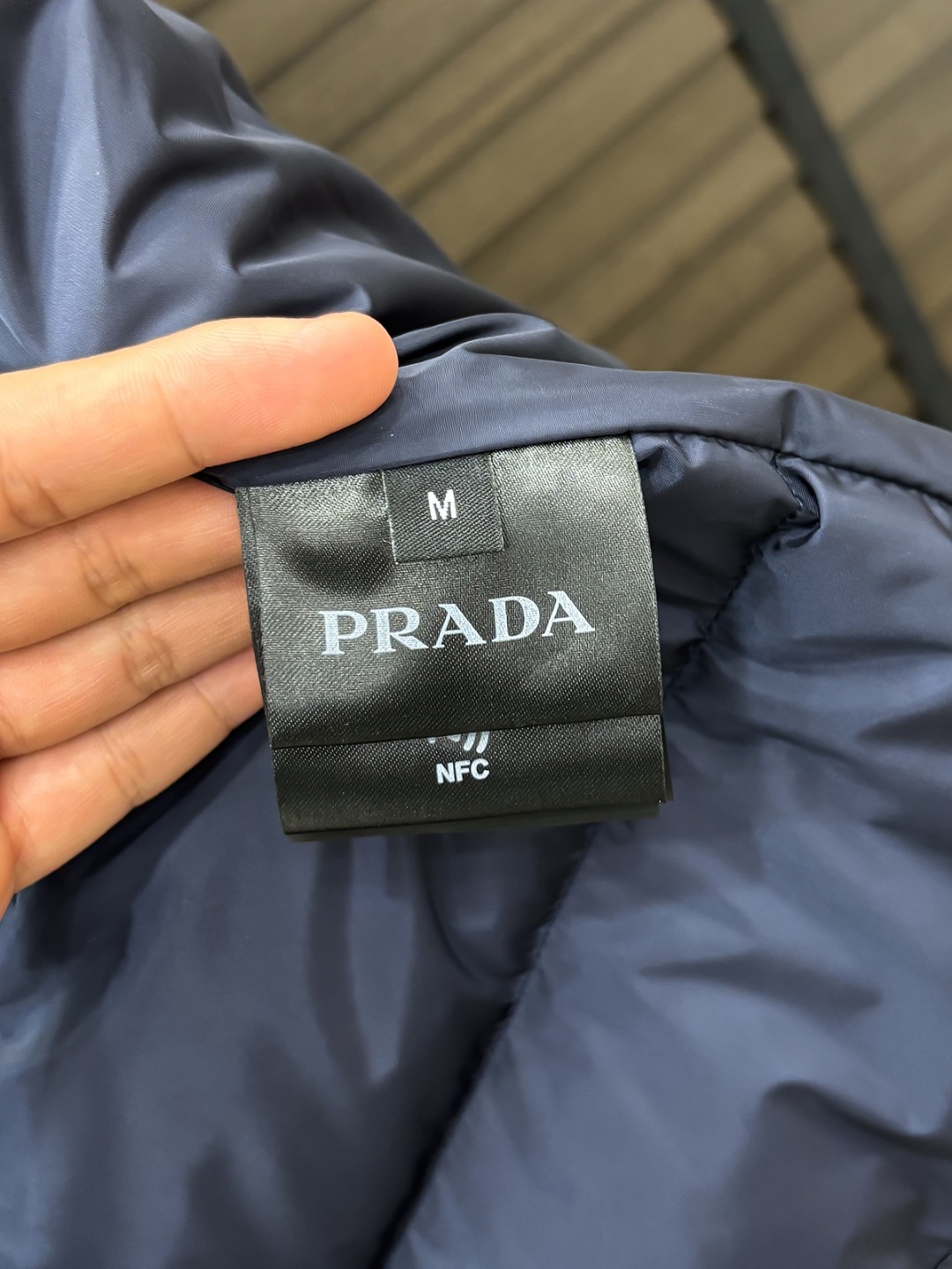 Prada 新款羽绒服秀场新品25新款羽绒服，品相非常完美，专柜高科技防水面料，内里90%白鹅绒填充，舒