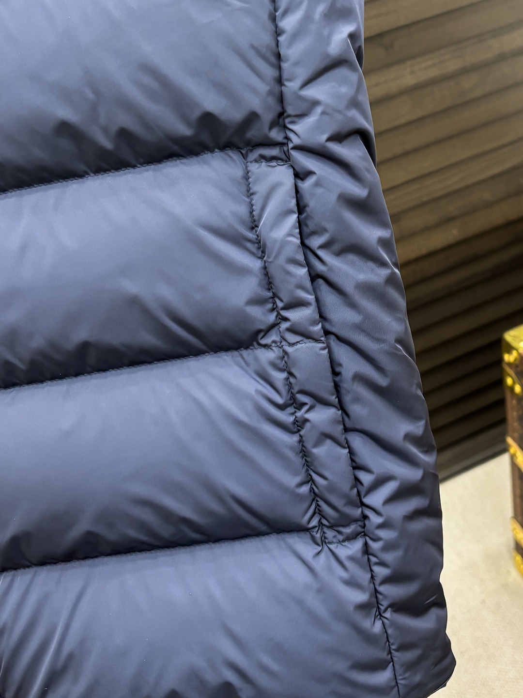 Prada 新款羽绒服秀场新品25新款羽绒服，品相非常完美，专柜高科技防水面料，内里90%白鹅绒填充，舒