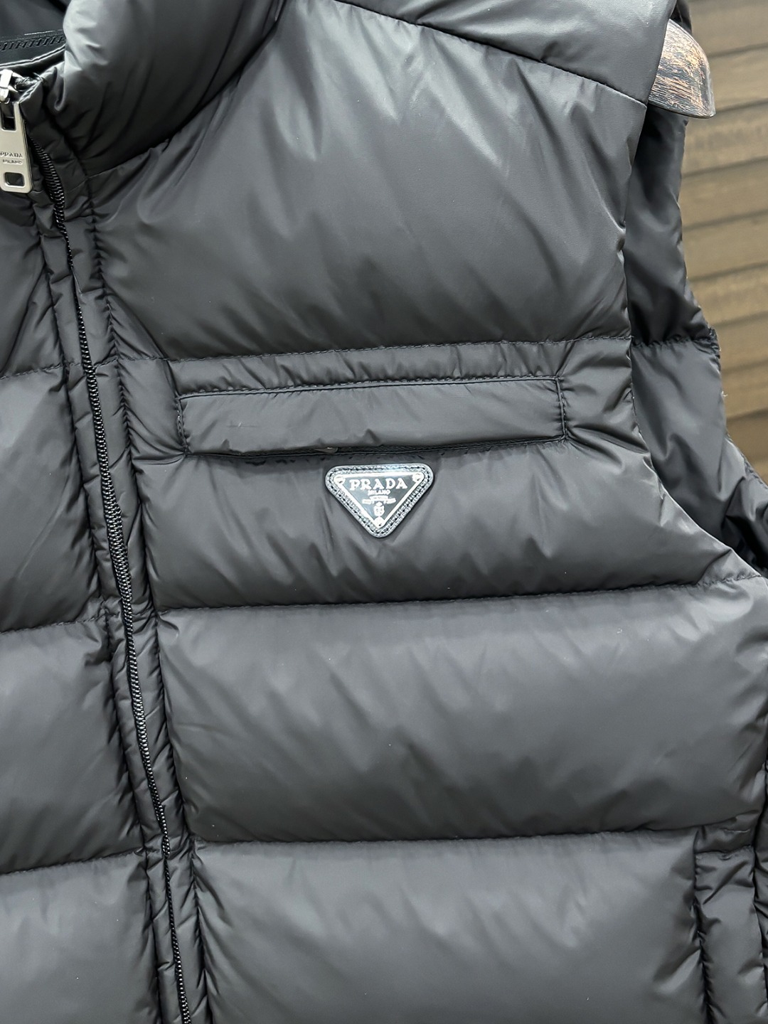 Prada 新款羽绒服秀场新品25新款羽绒服，品相非常完美，专柜高科技防水面料，内里90%白鹅绒填充，舒