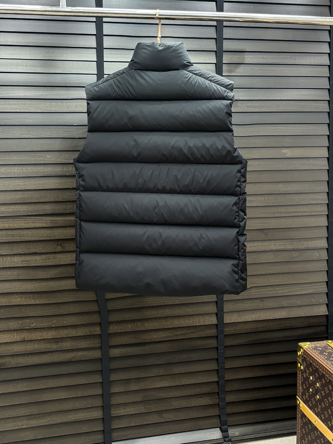 Prada 新款羽绒服秀场新品25新款羽绒服，品相非常完美，专柜高科技防水面料，内里90%白鹅绒填充，舒