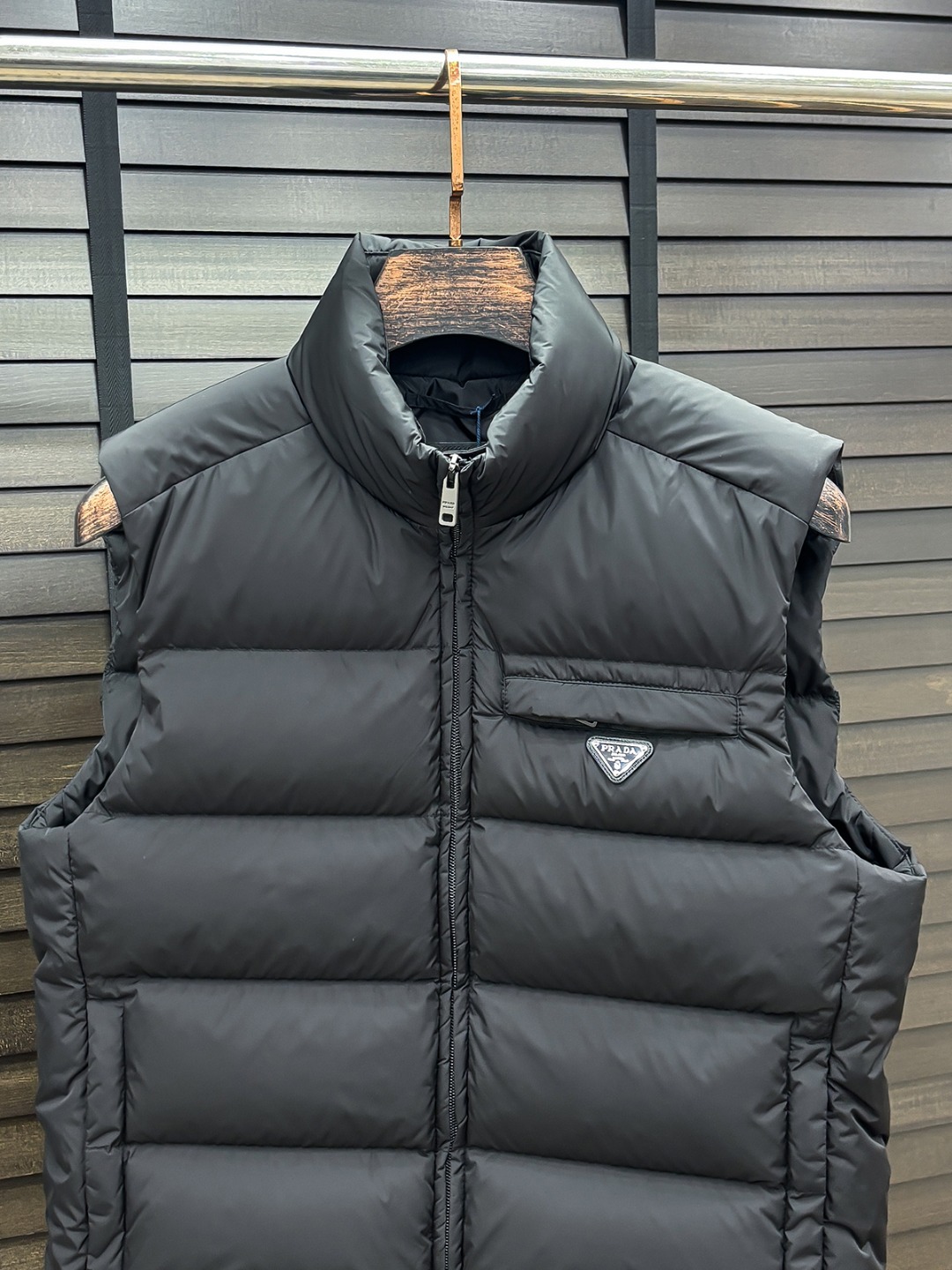 Prada 新款羽绒服秀场新品25新款羽绒服，品相非常完美，专柜高科技防水面料，内里90%白鹅绒填充，舒