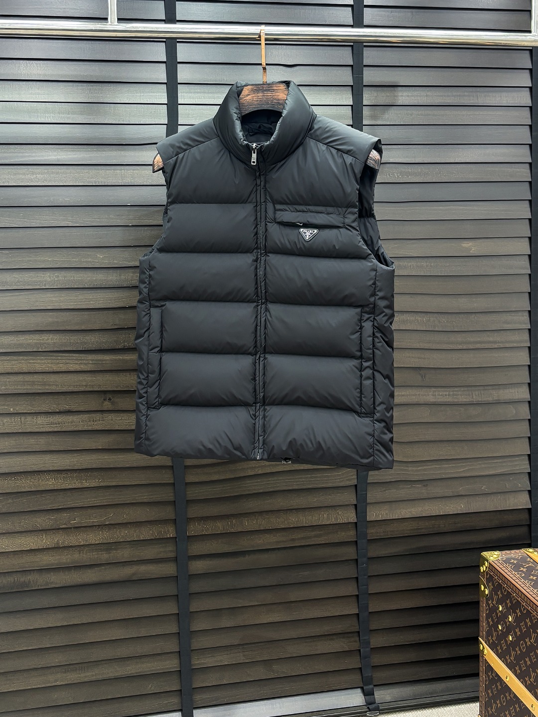 NO:649975,Prada's new down jacket show new product 25 new down jackets, the appearance is very perfect, the store's high-tech waterproof fabrics, 90% white goose down filling inside, comfortable and warm, full and attractive color, very outstanding design, easily upgrade the fashion sense, extremely elegant and rigorous workmanship, neat and meticulous wiring!  A masterpiece from a famous designer!  The upper body does not look bloated and is super handsome!  Counter size: M-3XL,,prada,down jacket,alexander wang19860909Prada 新款羽绒服秀场新品 25新款羽绒服,品相非常完美,专柜高科技防水面料,内里90白鹅绒填充,舒适保暖,色泽饱满诱人,非常出彩的设计,轻松将时髦感进阶,做工极为考究严谨,走线工整细致！大牌设计师巨作！上身不显臃肿、超级帅气！柜台码数: M-3XL,,prada,down jacket,alexander wang,Men's clothing