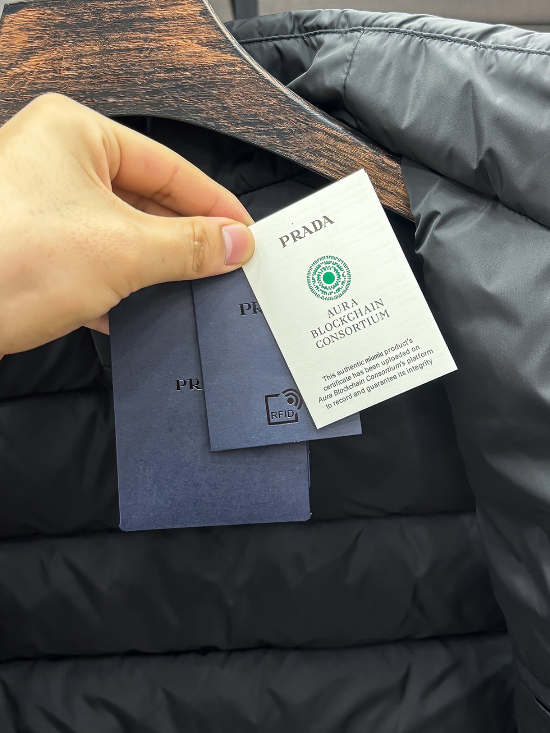 Prada 新款羽绒服秀场新品25新款羽绒服，品相非常完美，专柜高科技防水面料，内里90%白鹅绒填充，舒