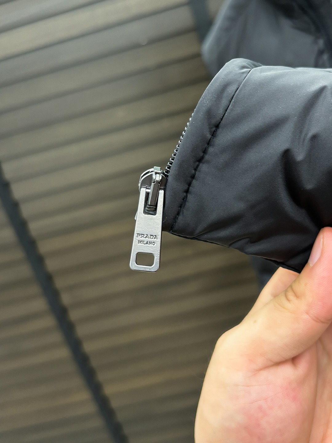 Prada 新款羽绒服秀场新品25新款羽绒服，品相非常完美，专柜高科技防水面料，内里90%白鹅绒填充，舒