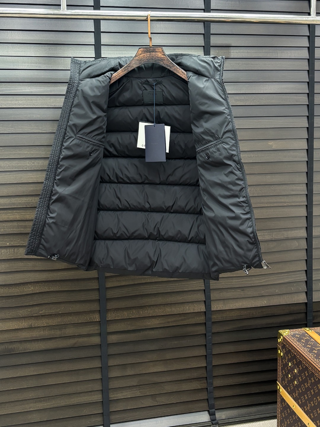 Prada 新款羽绒服秀场新品25新款羽绒服，品相非常完美，专柜高科技防水面料，内里90%白鹅绒填充，舒