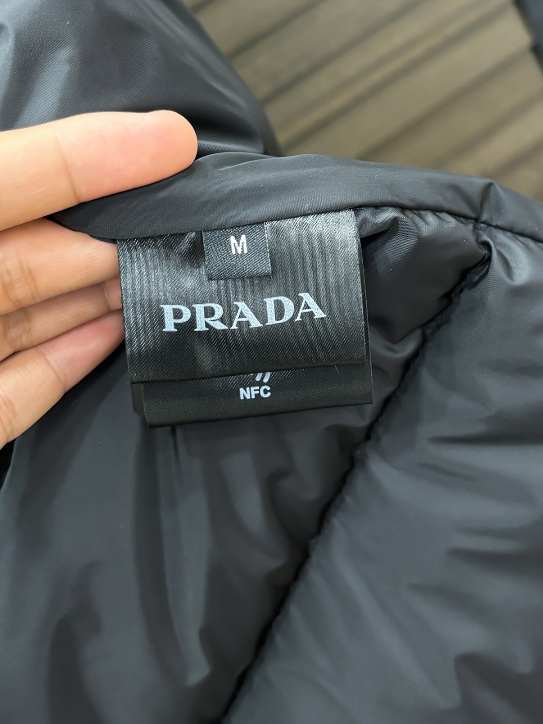 Prada 新款羽绒服秀场新品25新款羽绒服，品相非常完美，专柜高科技防水面料，内里90%白鹅绒填充，舒