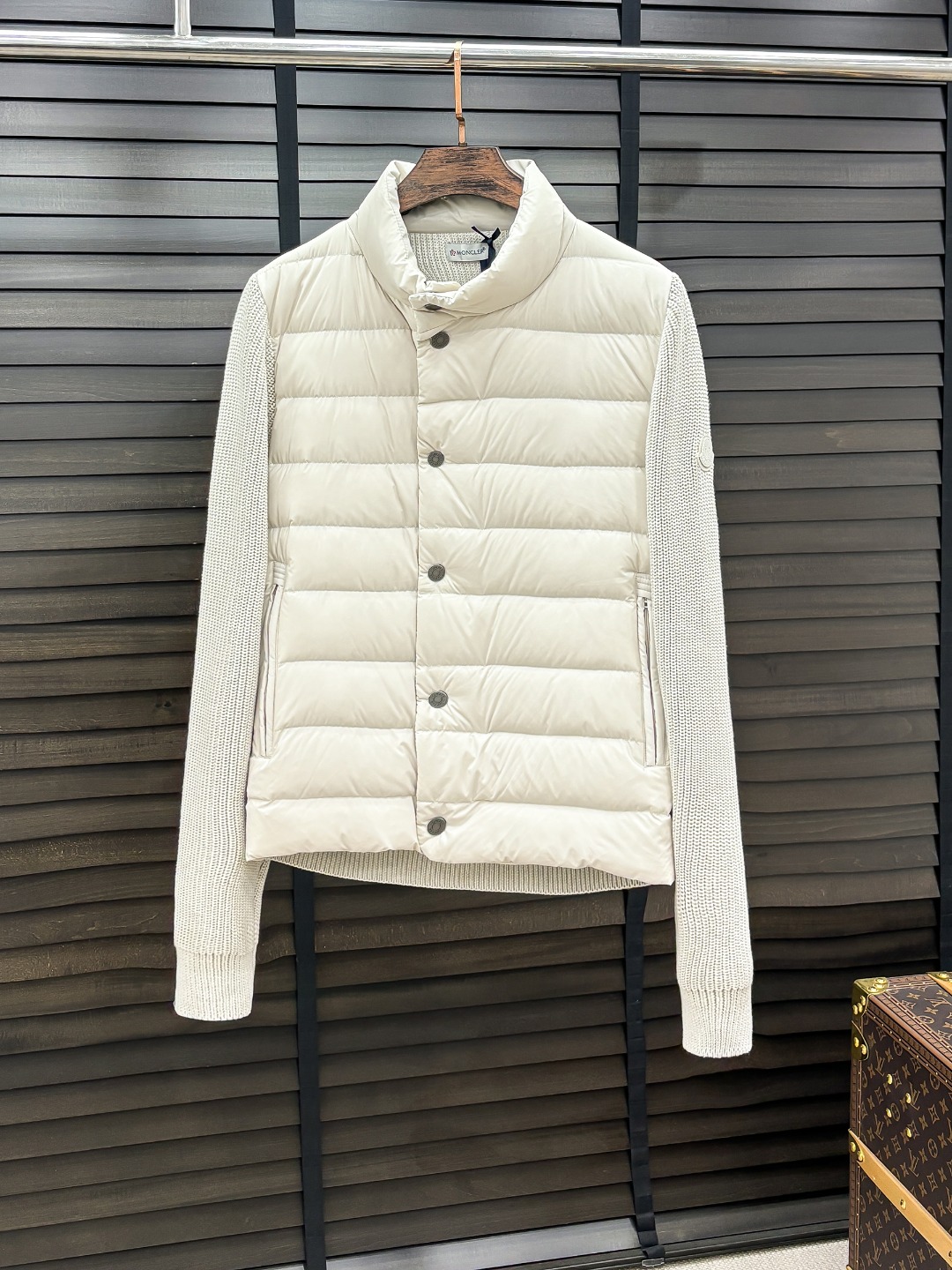 Moncler 新款羽绒服秀场新品25新款羽绒服，品相非常完美，专柜高科技防水面料，内里90%白鹅绒填充