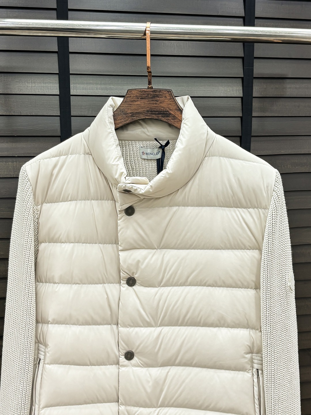 Moncler 新款羽绒服秀场新品25新款羽绒服，品相非常完美，专柜高科技防水面料，内里90%白鹅绒填充