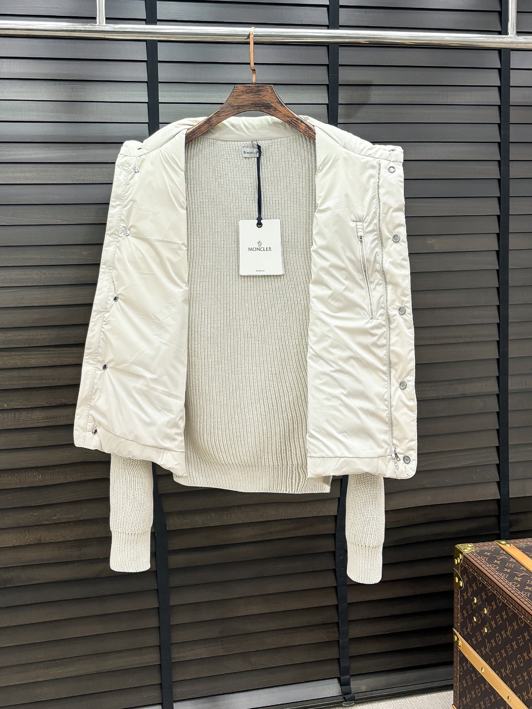 Moncler 新款羽绒服秀场新品25新款羽绒服，品相非常完美，专柜高科技防水面料，内里90%白鹅绒填充
