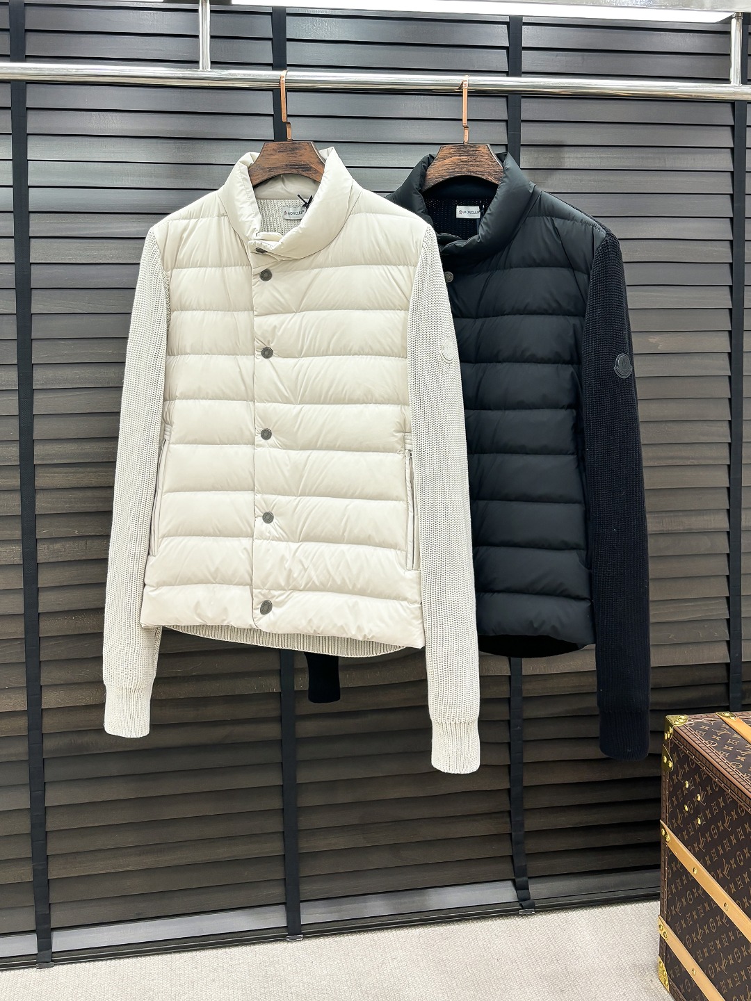 Moncler 新款羽绒服秀场新品25新款羽绒服，品相非常完美，专柜高科技防水面料，内里90%白鹅绒填充