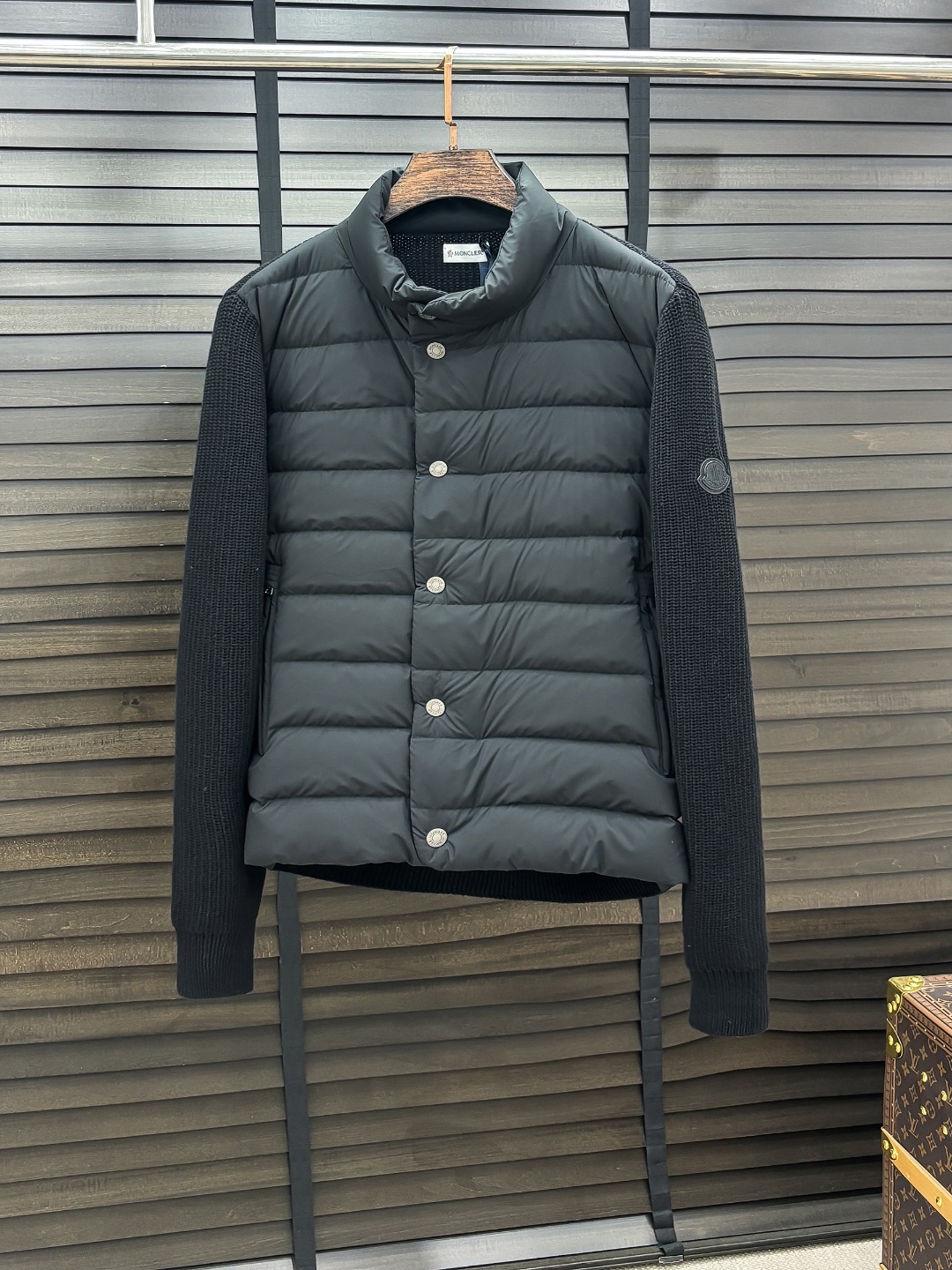 Moncler 新款羽绒服秀场新品25新款羽绒服，品相非常完美，专柜高科技防水面料，内里90%白鹅绒填充