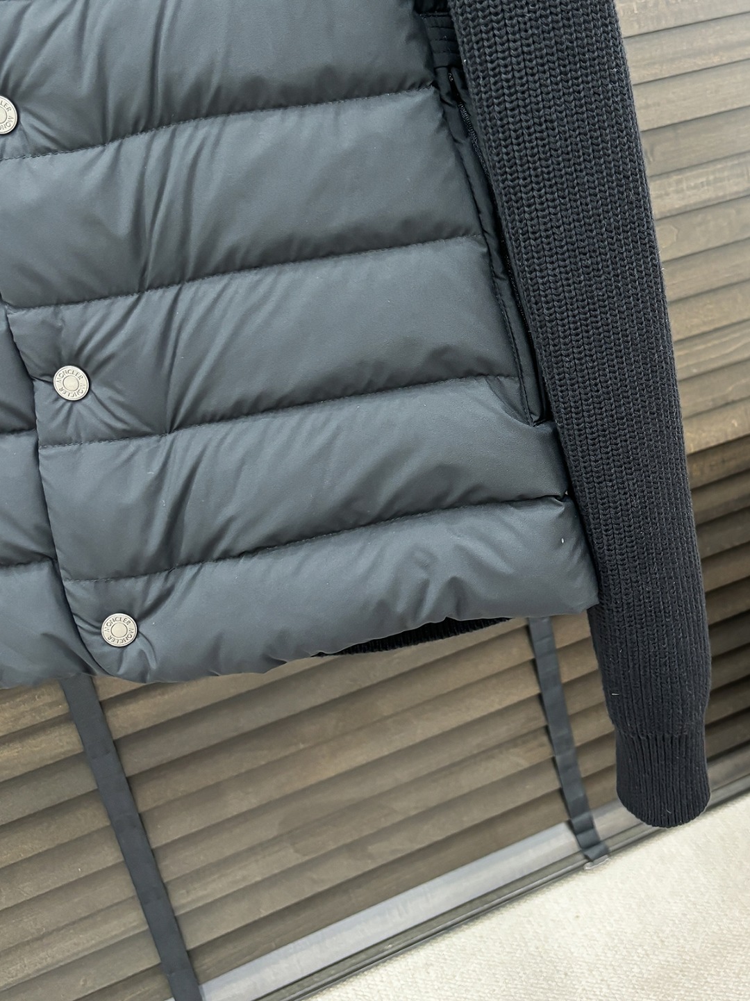 Moncler 新款羽绒服秀场新品25新款羽绒服，品相非常完美，专柜高科技防水面料，内里90%白鹅绒填充