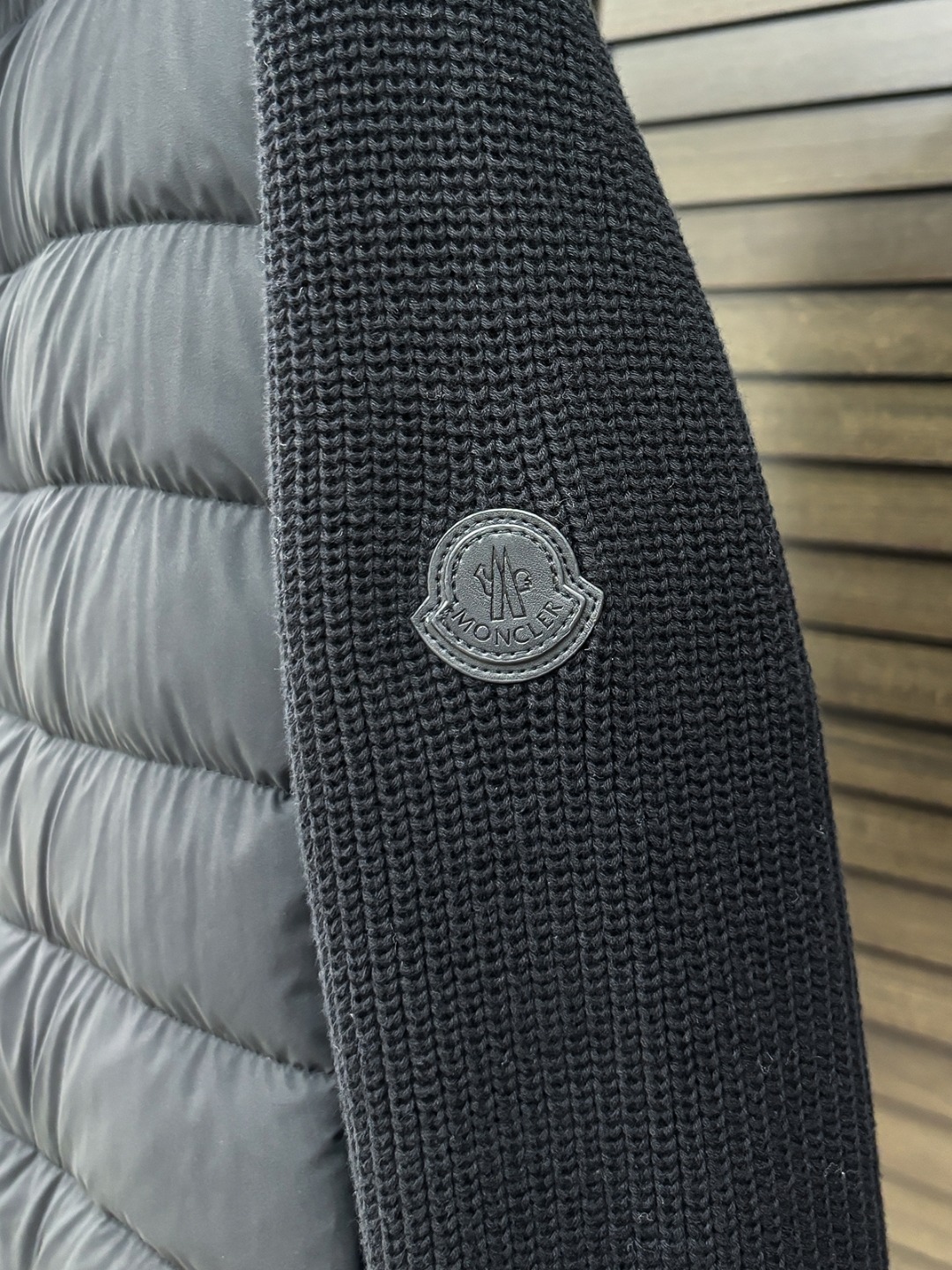 Moncler 新款羽绒服秀场新品25新款羽绒服，品相非常完美，专柜高科技防水面料，内里90%白鹅绒填充