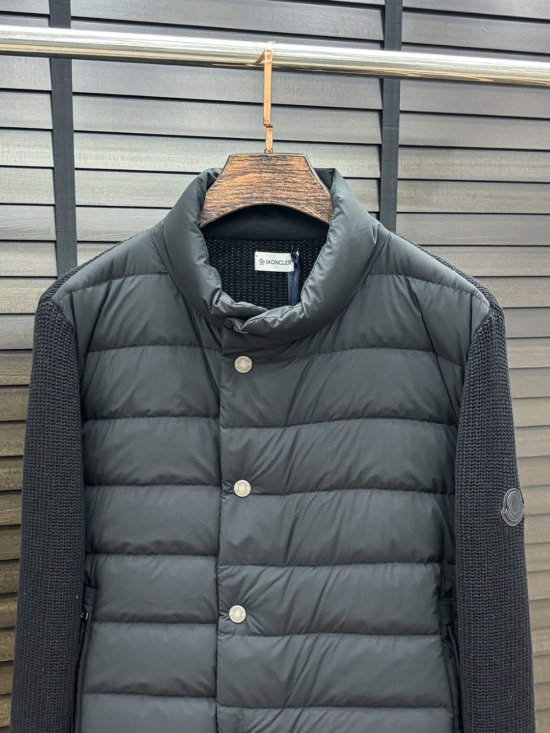 Moncler 新款羽绒服秀场新品25新款羽绒服，品相非常完美，专柜高科技防水面料，内里90%白鹅绒填充