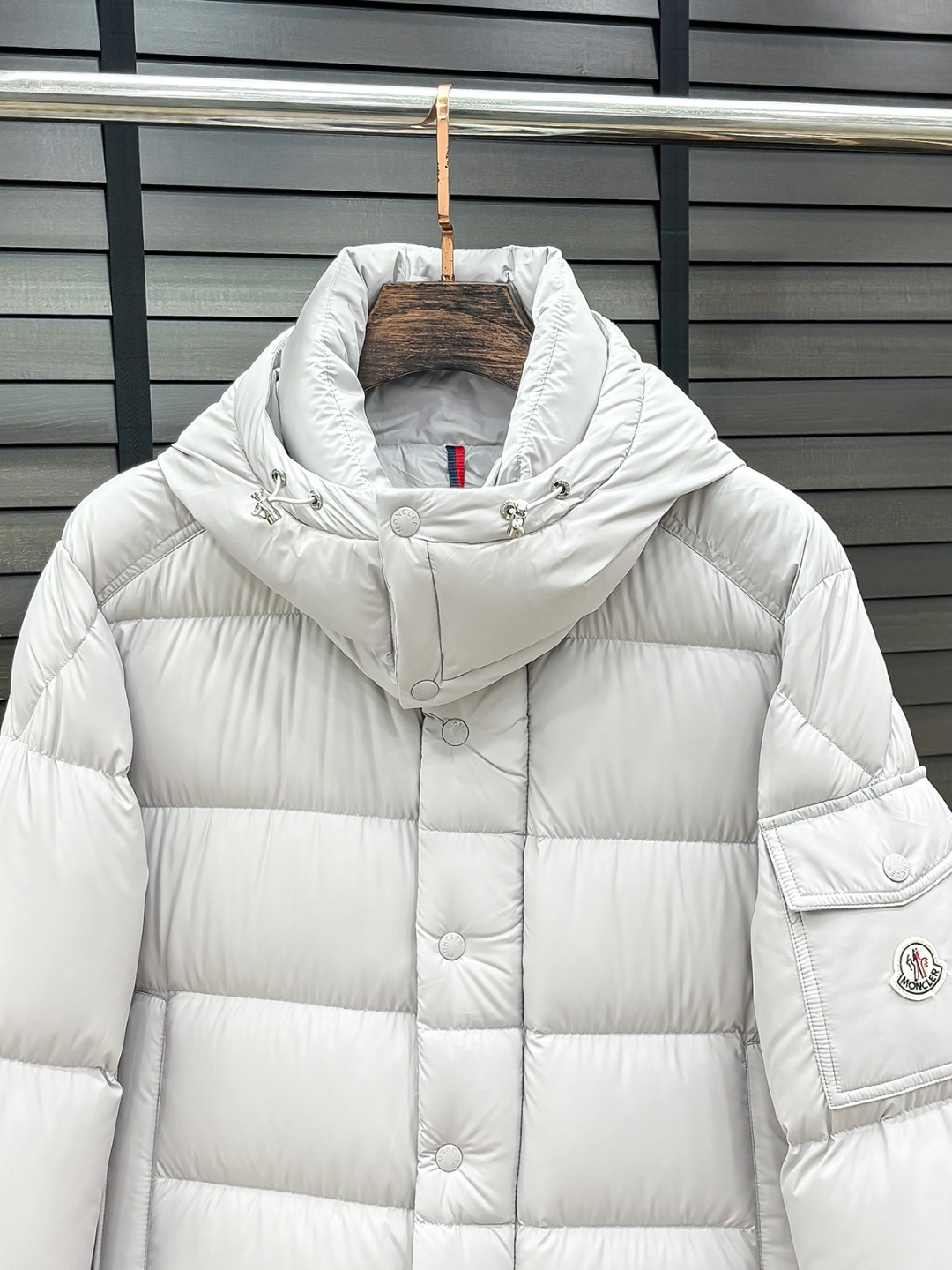 Moncler 新款羽绒服秀场新品25新款羽绒服，品相非常完美，专柜高科技防水面料，内里90%白鹅绒填充