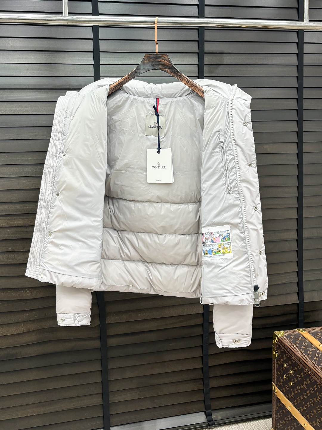 Moncler 新款羽绒服秀场新品25新款羽绒服，品相非常完美，专柜高科技防水面料，内里90%白鹅绒填充