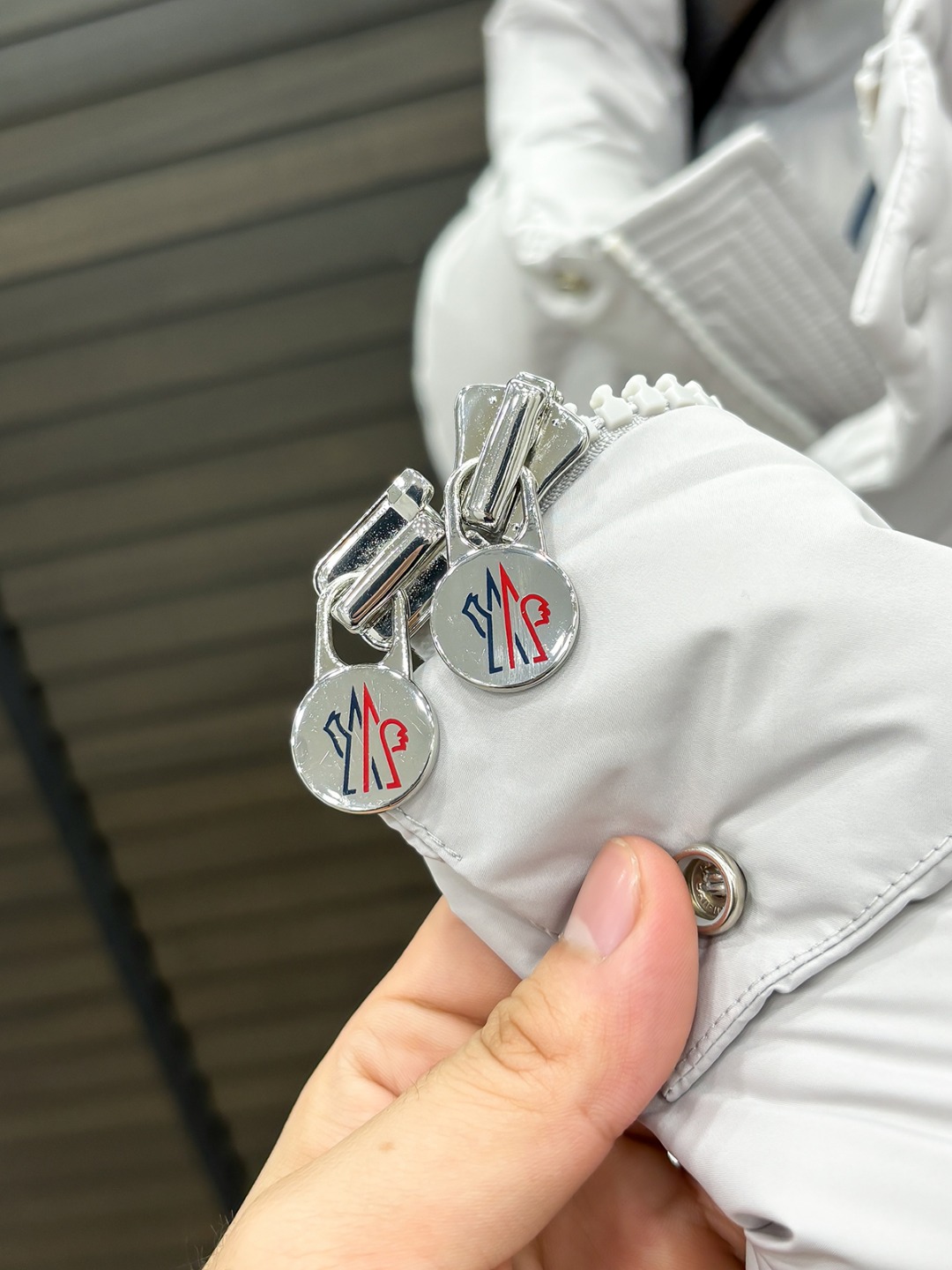 Moncler 新款羽绒服秀场新品25新款羽绒服，品相非常完美，专柜高科技防水面料，内里90%白鹅绒填充