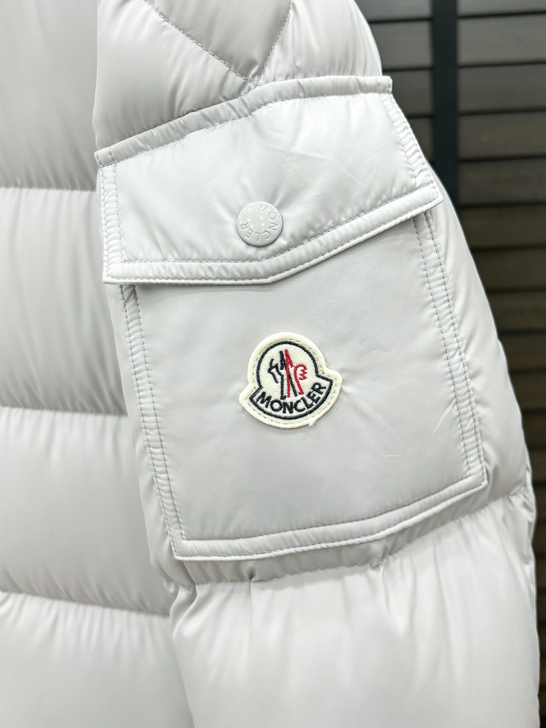 Moncler 新款羽绒服秀场新品25新款羽绒服，品相非常完美，专柜高科技防水面料，内里90%白鹅绒填充