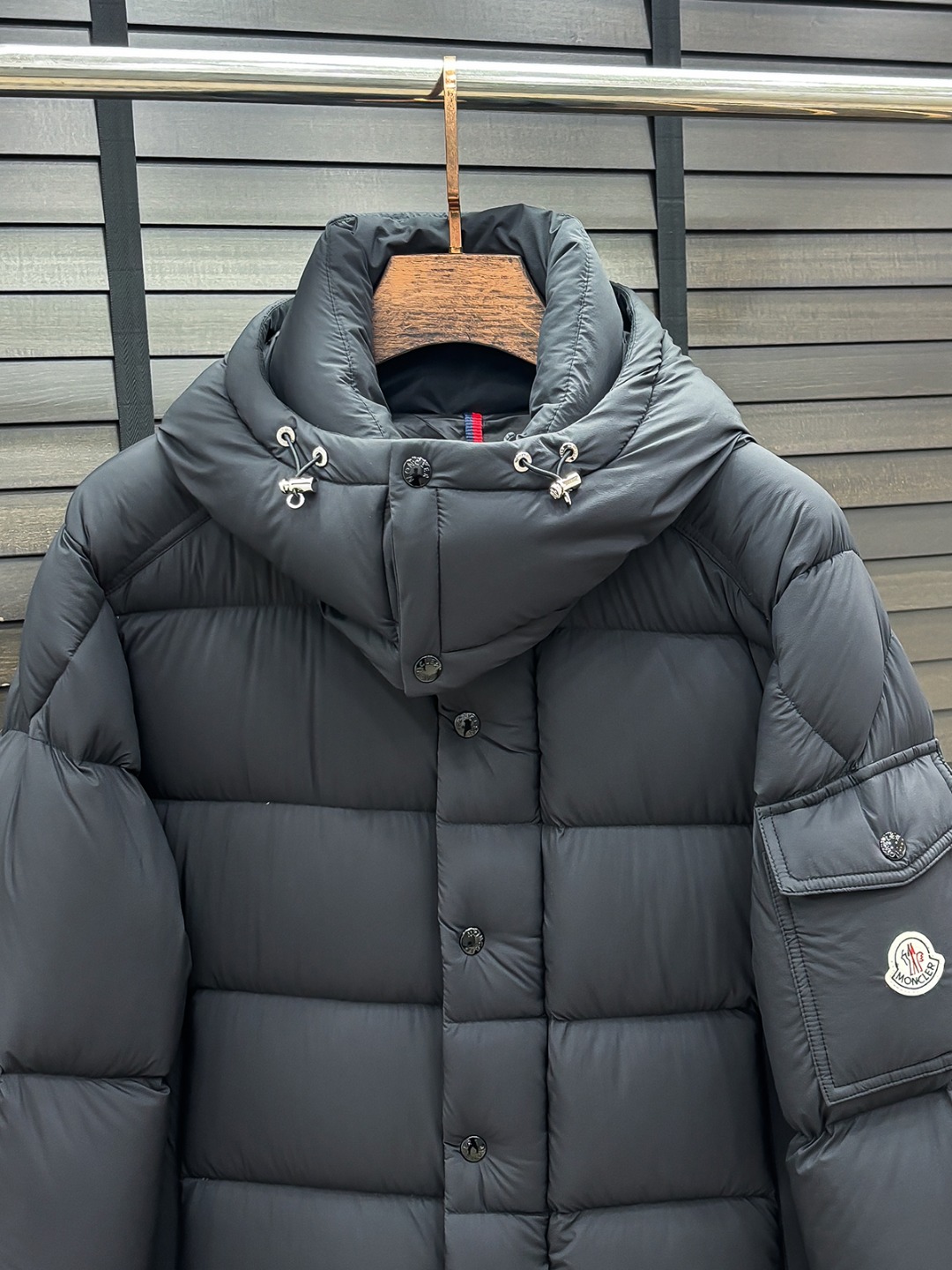 Moncler 新款羽绒服秀场新品25新款羽绒服，品相非常完美，专柜高科技防水面料，内里90%白鹅绒填充