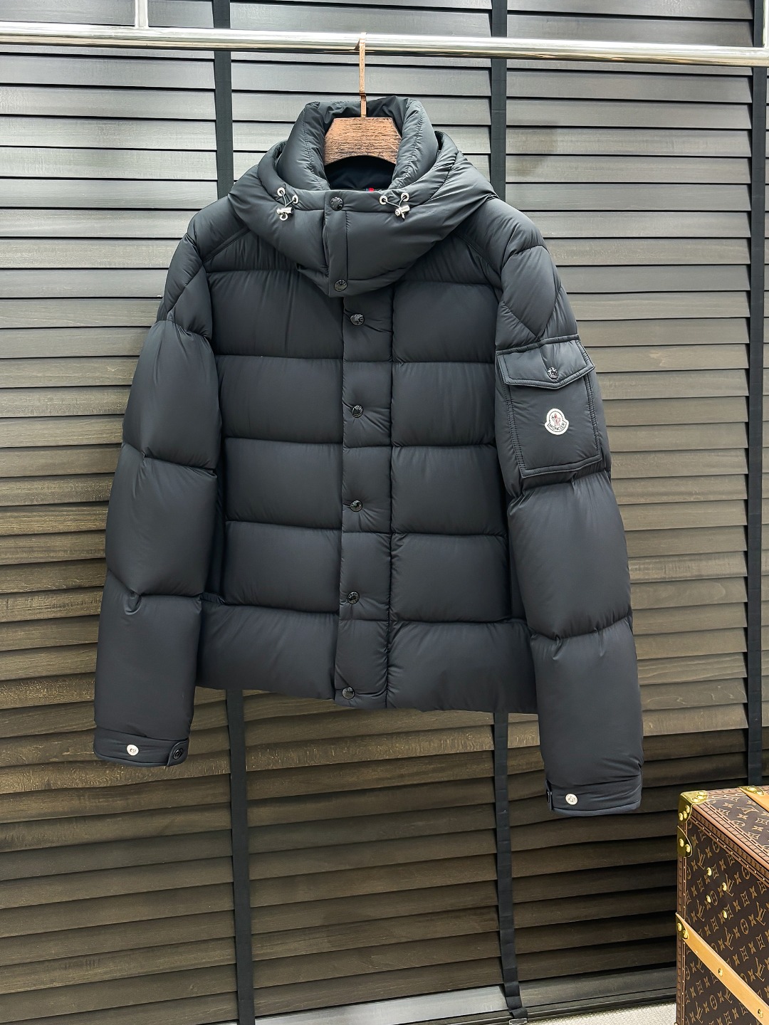 NO:650009,Moncler's new down jacket show new product 25 new down jackets, the appearance is very perfect, the store's high-tech waterproof fabric, 90% white goose down filling inside, comfortable and warm, full and attractive color, very outstanding design, easily upgrade the fashion sense, extremely elegant and rigorous workmanship, neat and meticulous wiring!  A masterpiece from a famous designer!  The upper body does not look bloated and is super handsome!  Counter size: M-3XL,,down jacket,alexander wang19860909Moncler 新款羽绒服秀场新品 25新款羽绒服,品相非常完美,专柜高科技防水面料,内里90白鹅绒填充,舒适保暖,色泽饱满诱人,非常出彩的设计,轻松将时髦感进阶,做工极为考究严谨,走线工整细致！大牌设计师巨作！上身不显臃肿、超级帅气！柜台码数: M-3XL,,down jacket,alexander wang,Men's clothing