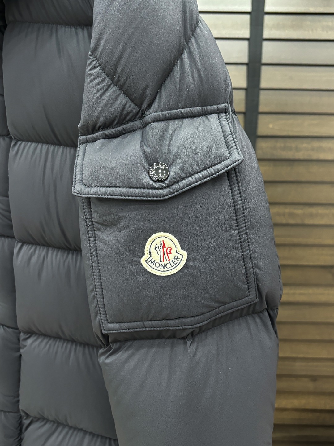Moncler 新款羽绒服秀场新品25新款羽绒服，品相非常完美，专柜高科技防水面料，内里90%白鹅绒填充