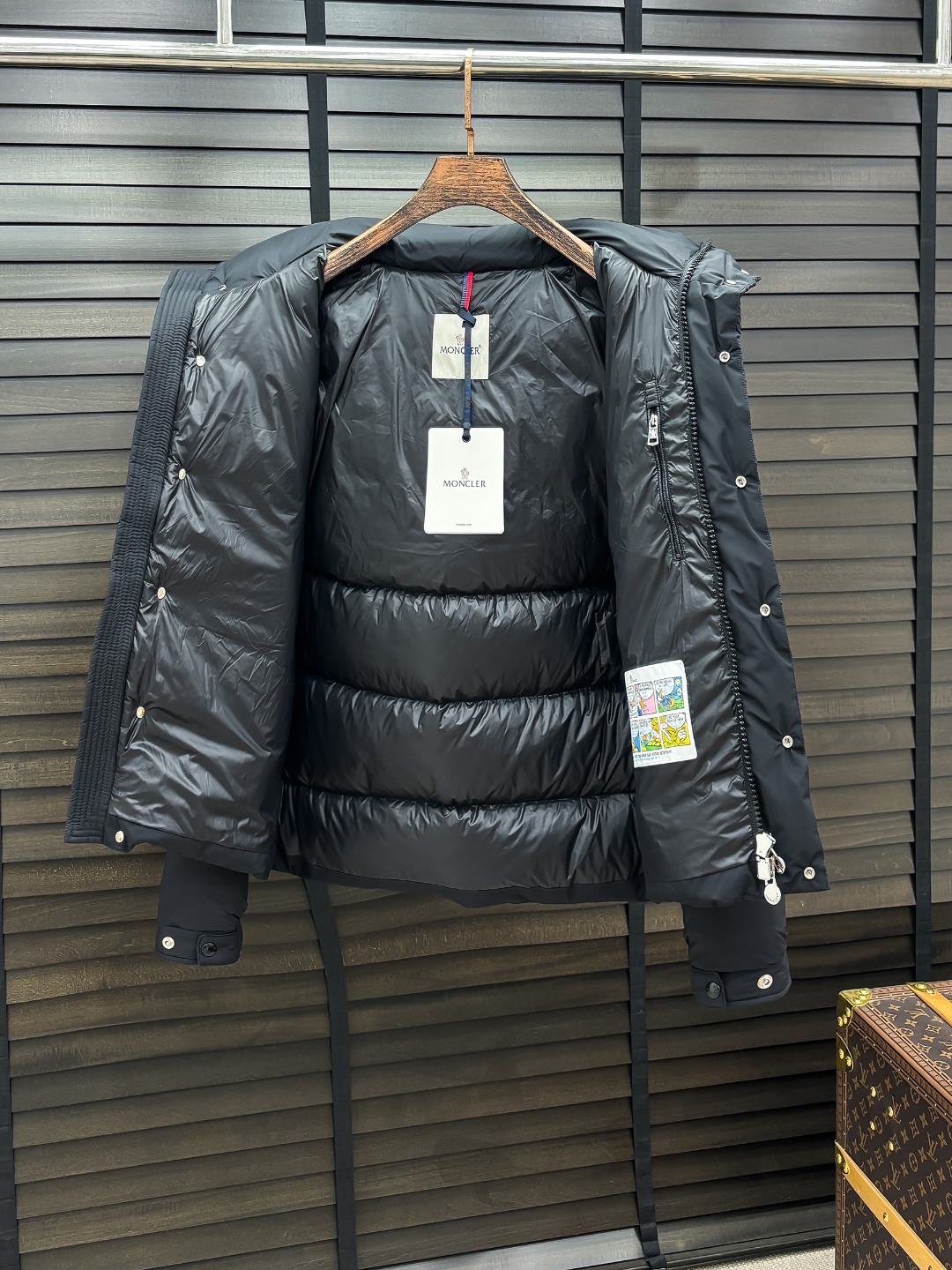 Moncler 新款羽绒服秀场新品25新款羽绒服，品相非常完美，专柜高科技防水面料，内里90%白鹅绒填充