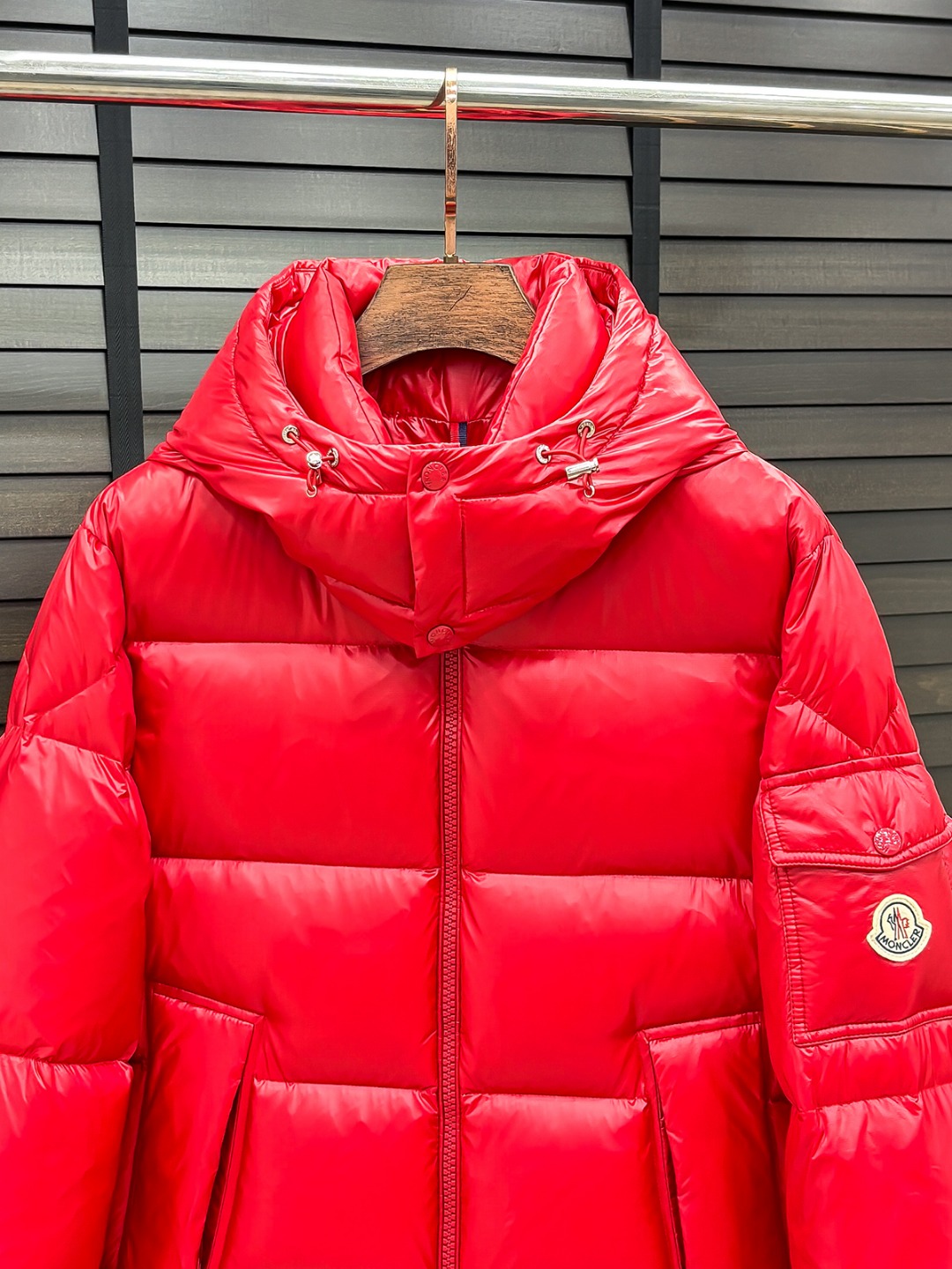 Moncler 新款羽绒服秀场新品25新款羽绒服，品相非常完美，专柜高科技防水面料，内里90%白鹅绒填充