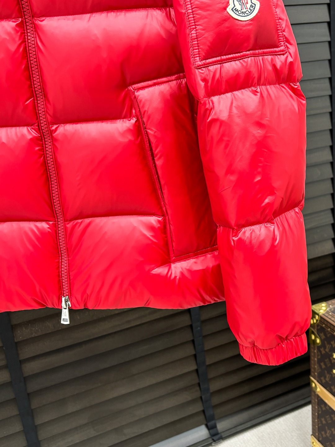 Moncler 新款羽绒服秀场新品25新款羽绒服，品相非常完美，专柜高科技防水面料，内里90%白鹅绒填充