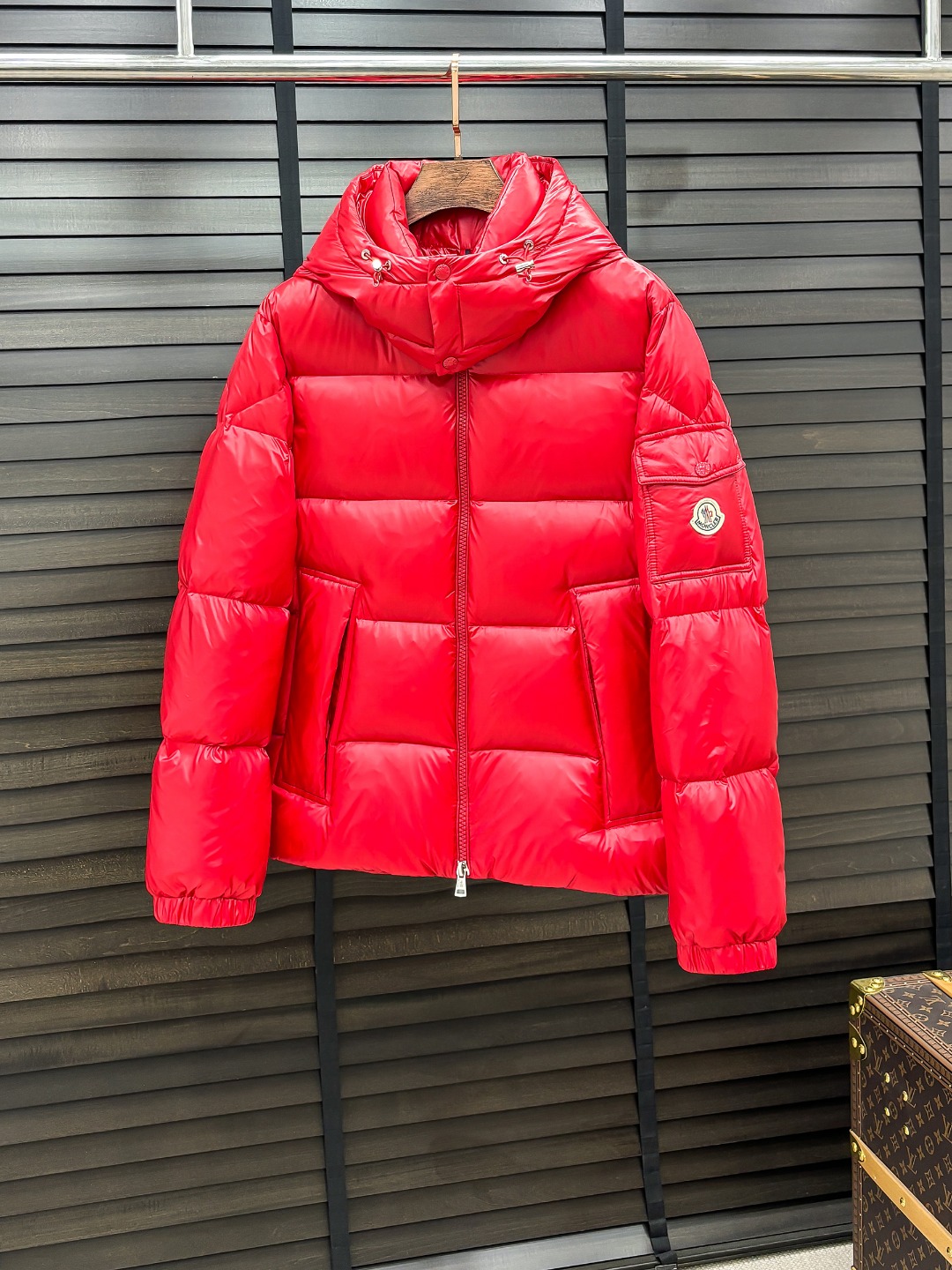 Moncler 新款羽绒服秀场新品25新款羽绒服，品相非常完美，专柜高科技防水面料，内里90%白鹅绒填充