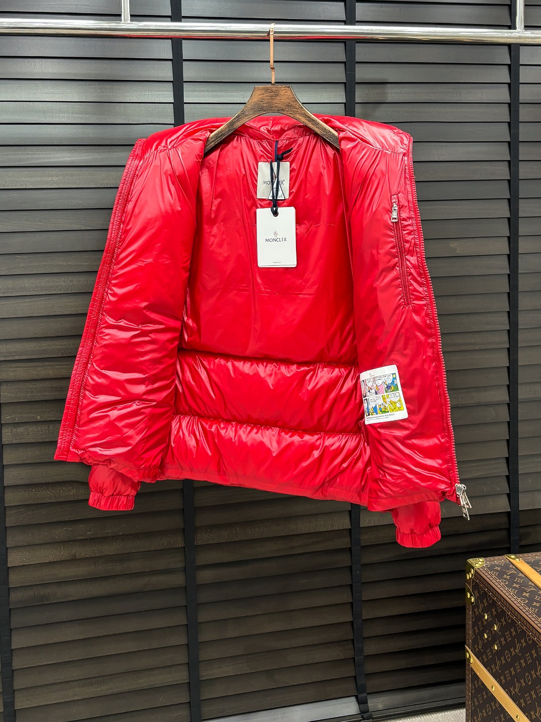 Moncler 新款羽绒服秀场新品25新款羽绒服，品相非常完美，专柜高科技防水面料，内里90%白鹅绒填充